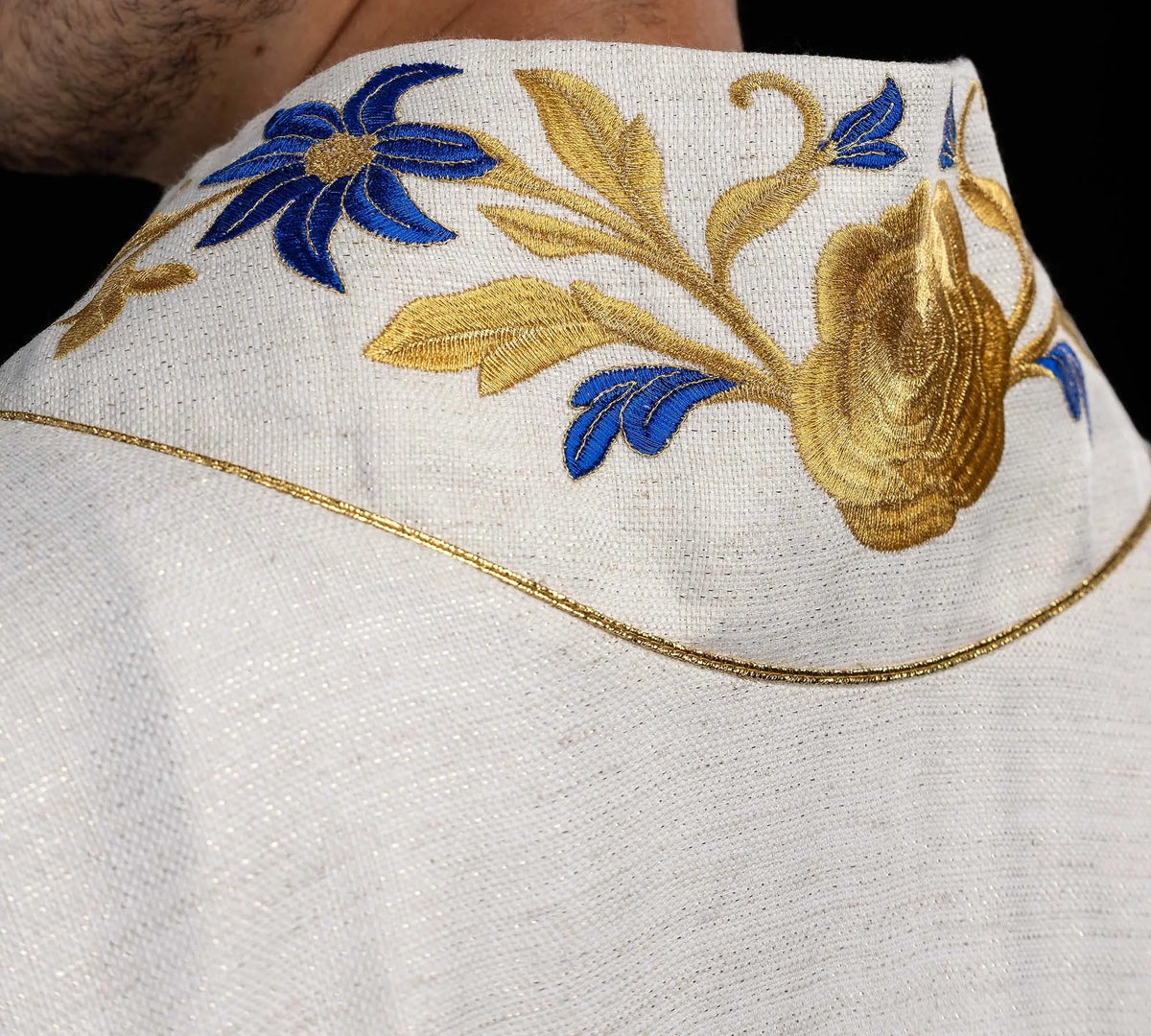 Dalmatica avorio con monogramma M ricamato, dettaglio posteriore del colletto