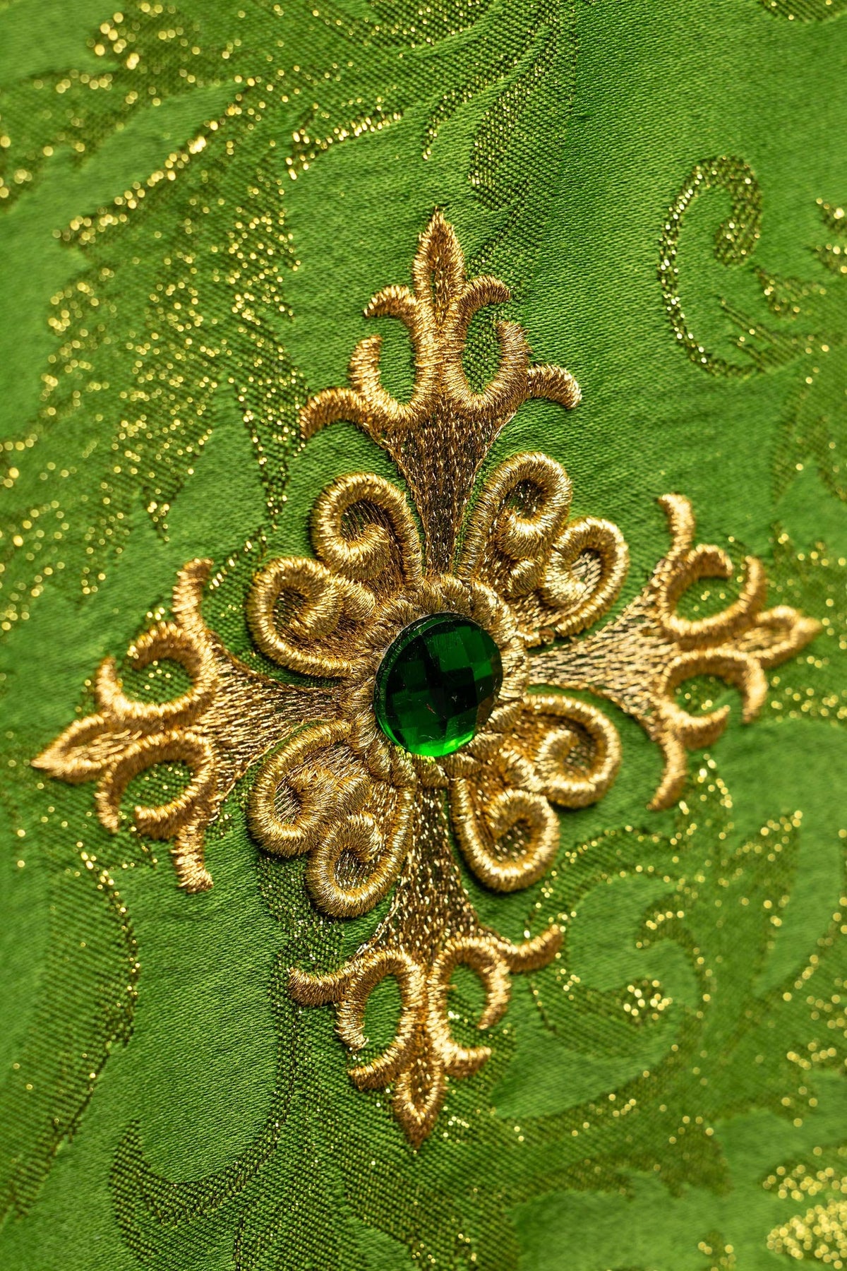 Verde copricalice con croce ricamata e pietra verde, primo piano del ricamo