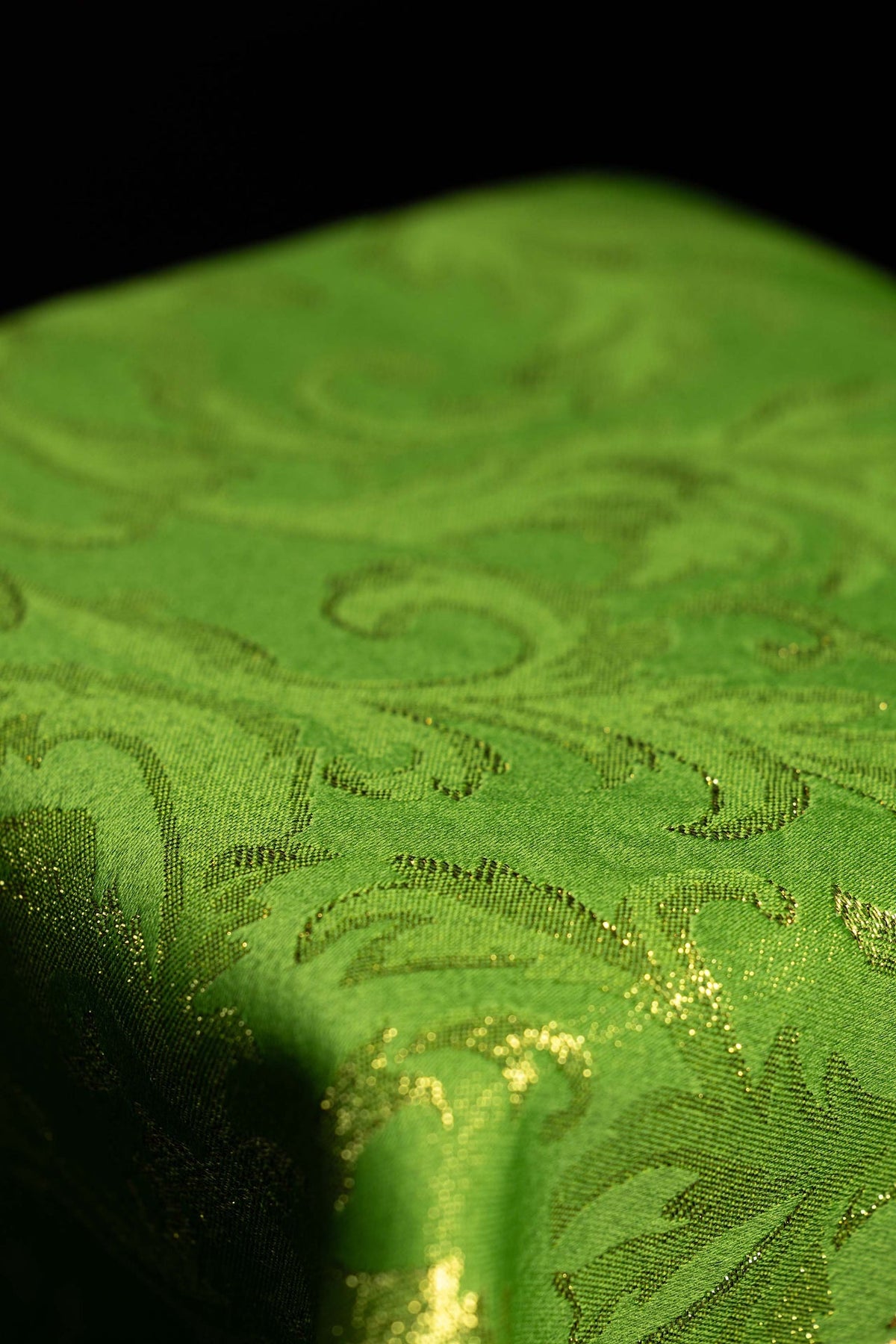 Verde copricalice con motivo floreale dorato, primo piano del tessuto jacquard