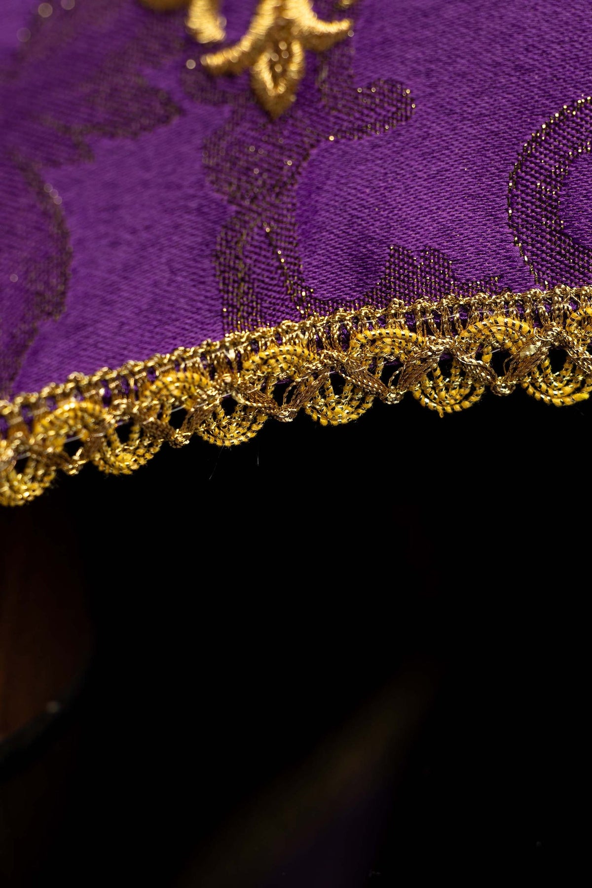 Viola copricalice con croce ricamata, primo piano del bordo dorato