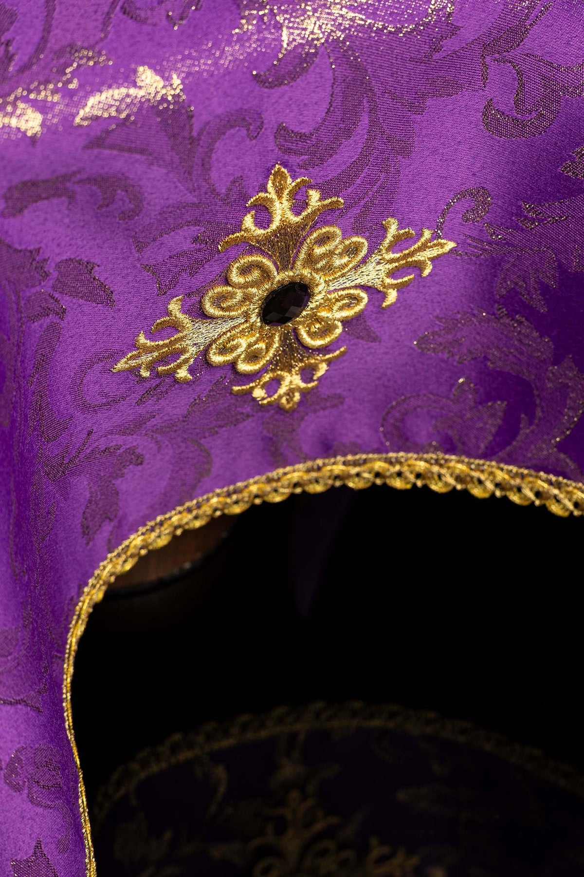 Viola copricalice con croce ricamata, dettaglio frontale del tessuto jacquard