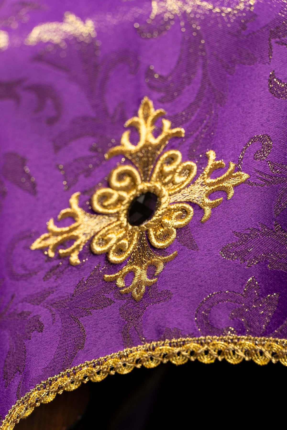 Viola copricalice con croce ricamata, dettaglio ravvicinato del ricamo dorato