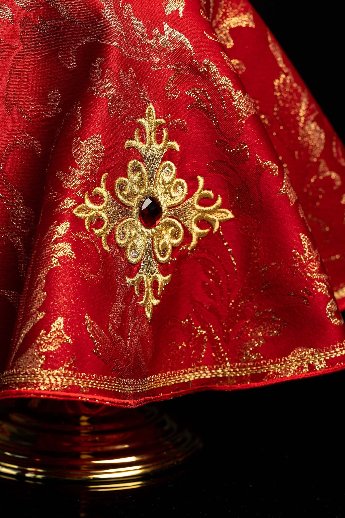 Velo per pisside rosso con ricamo a croce dorato e bordo decorato, dettaglio