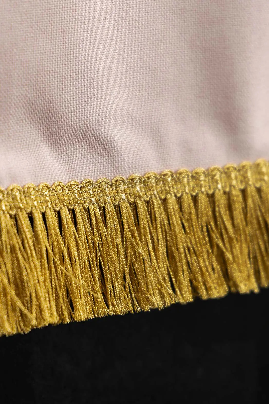 Rosa toalha de ambão com acabamento dourado, close-up da franja
