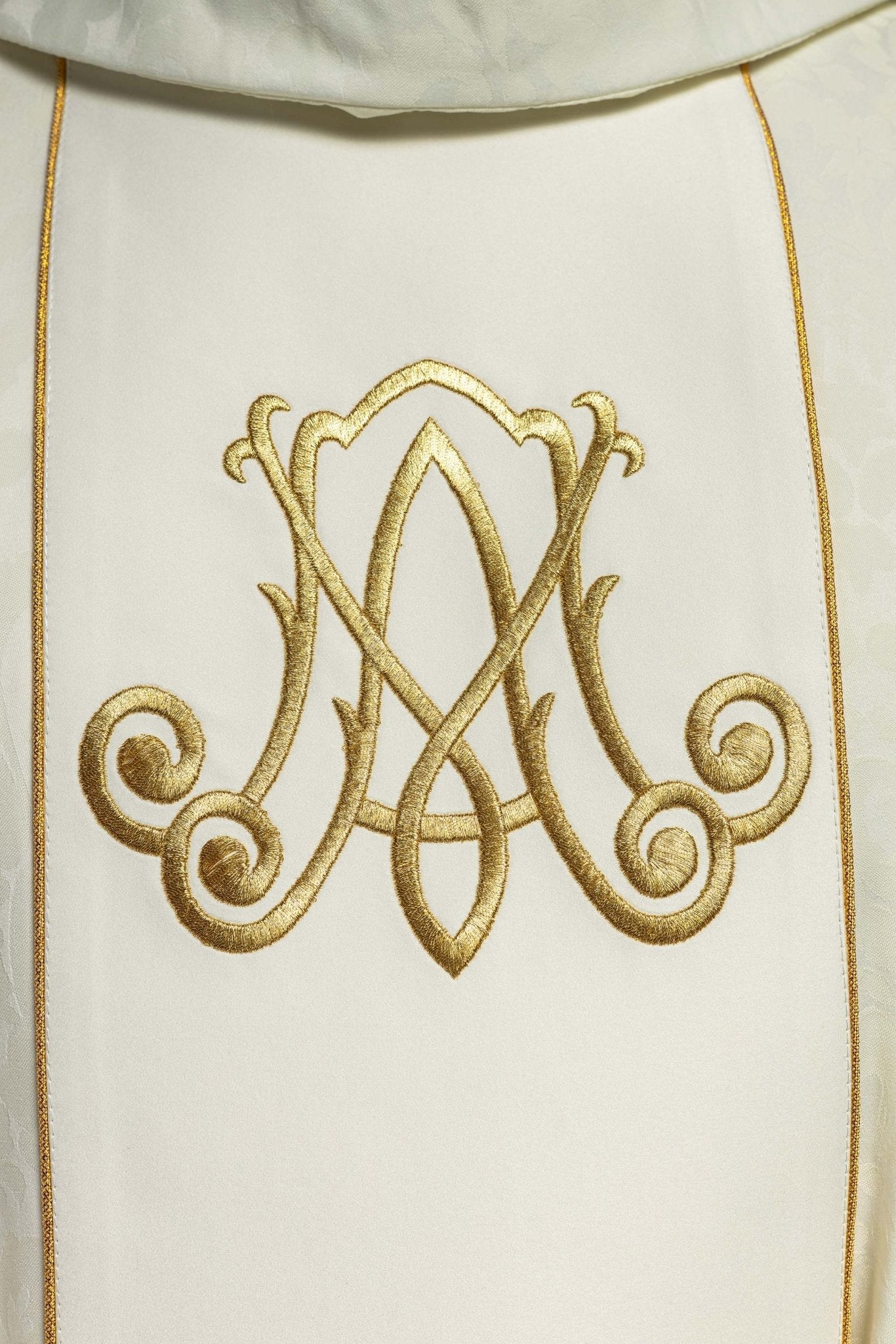 Maryjny Ornat liturgiczny z haftowanymi liliami