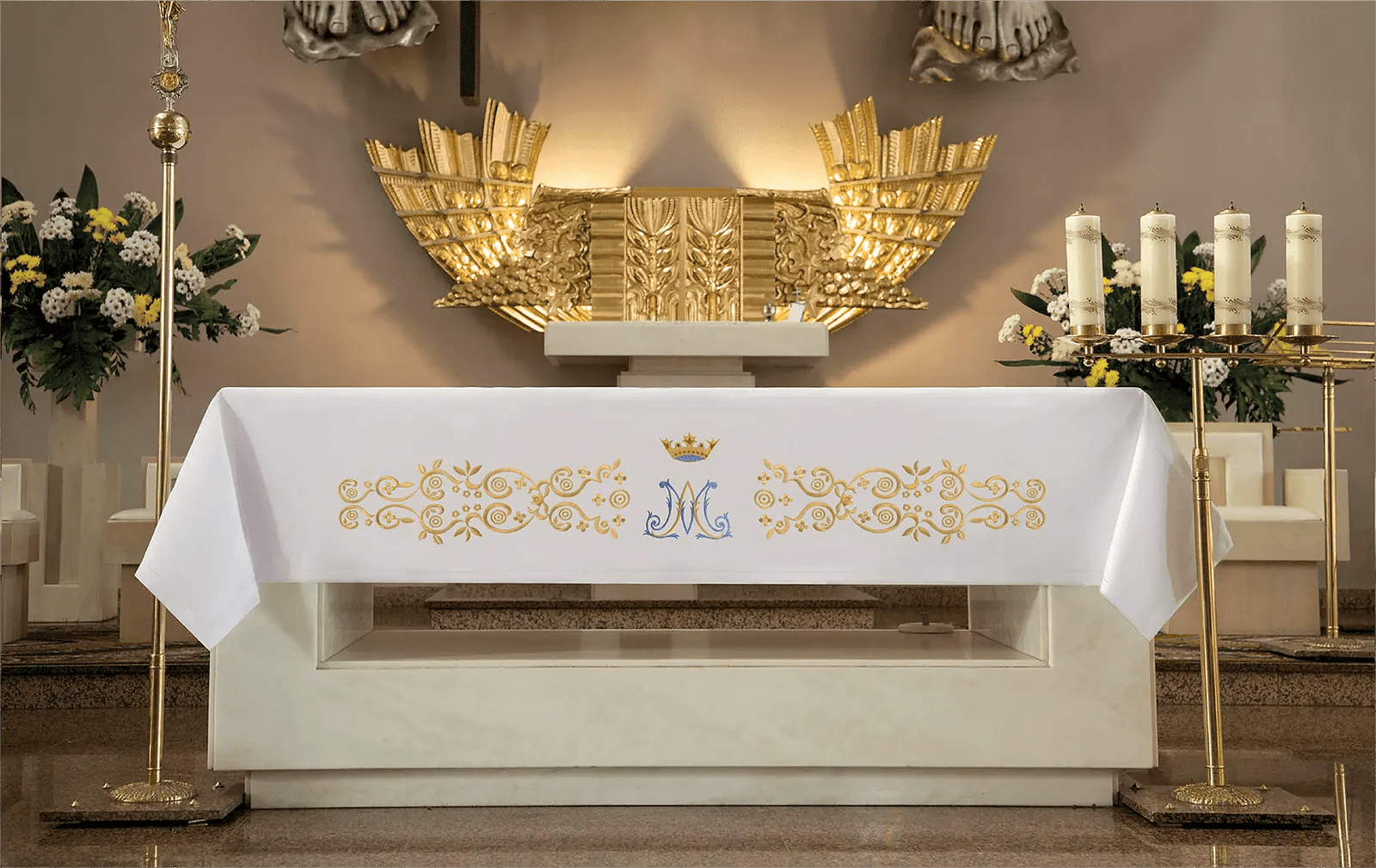 Altar cloth with gold front embroidery with Marian motif