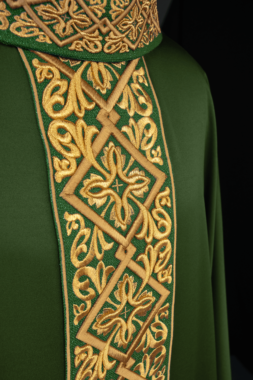 Chasuble richly embroidered floral motif with crosses Green