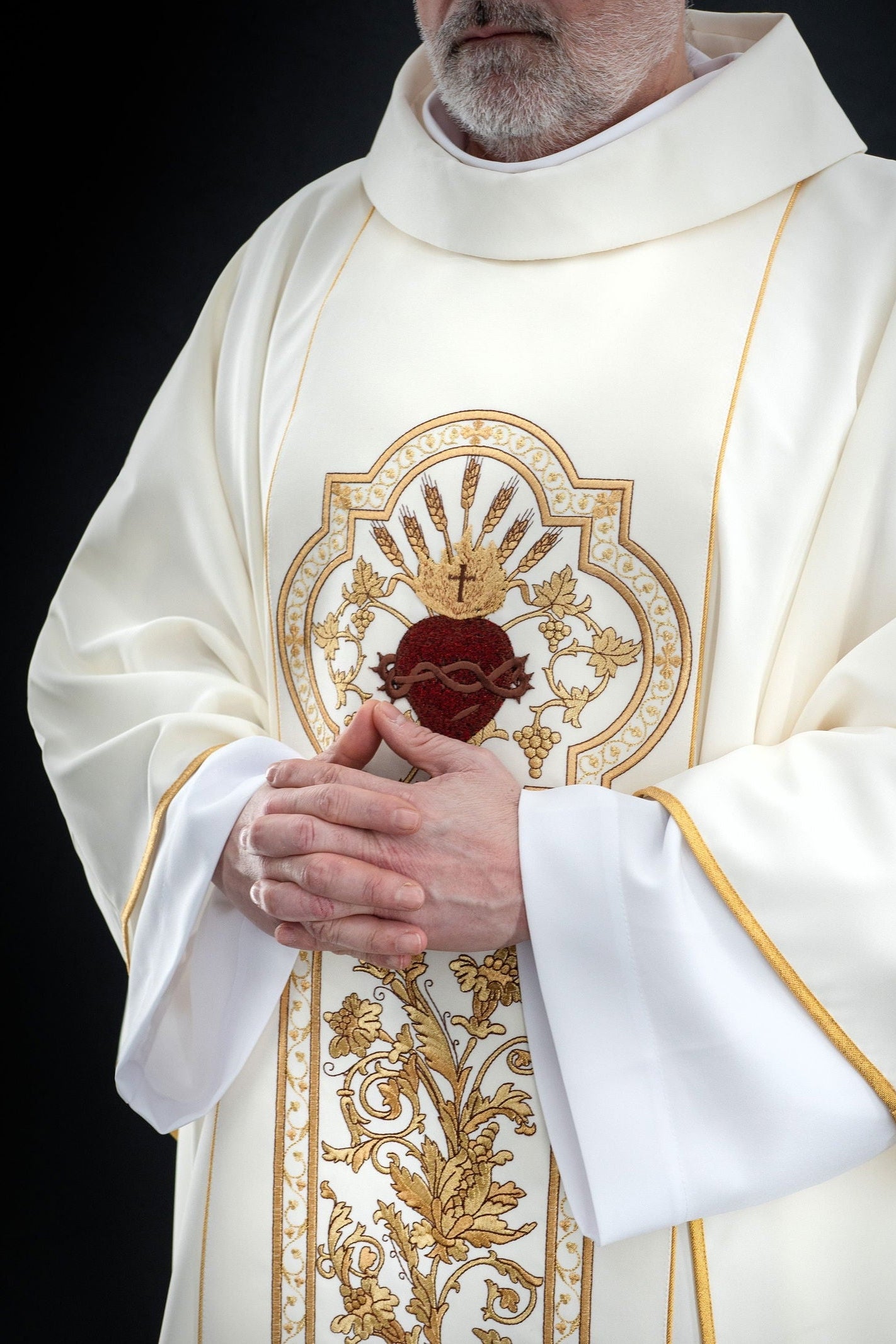 Chasuble richly embroidered with the symbol of the Heart of Jesus and PAX - Ecru