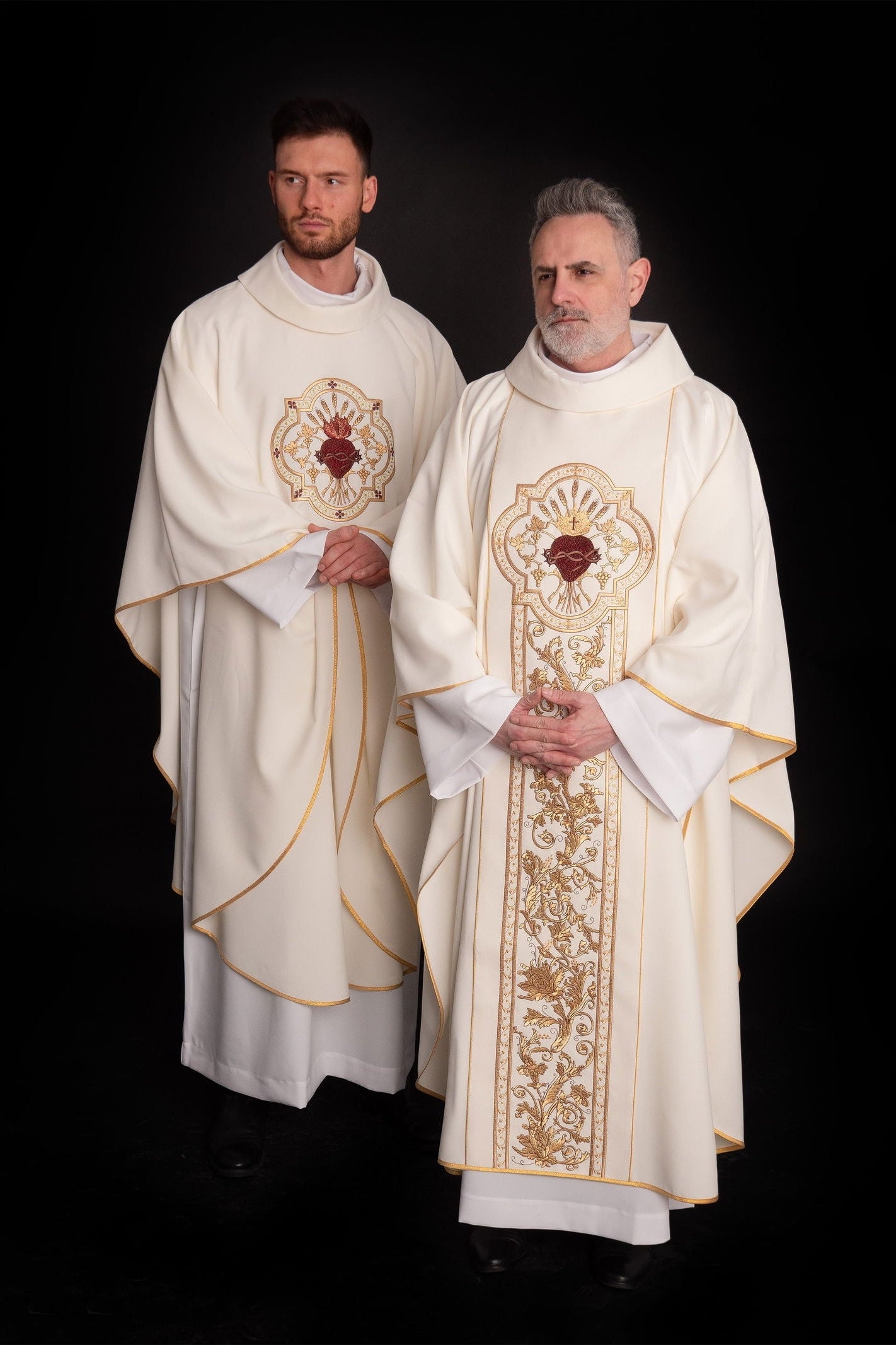 Chasuble richly embroidered with the symbol of the Heart of Jesus and PAX - Ecru