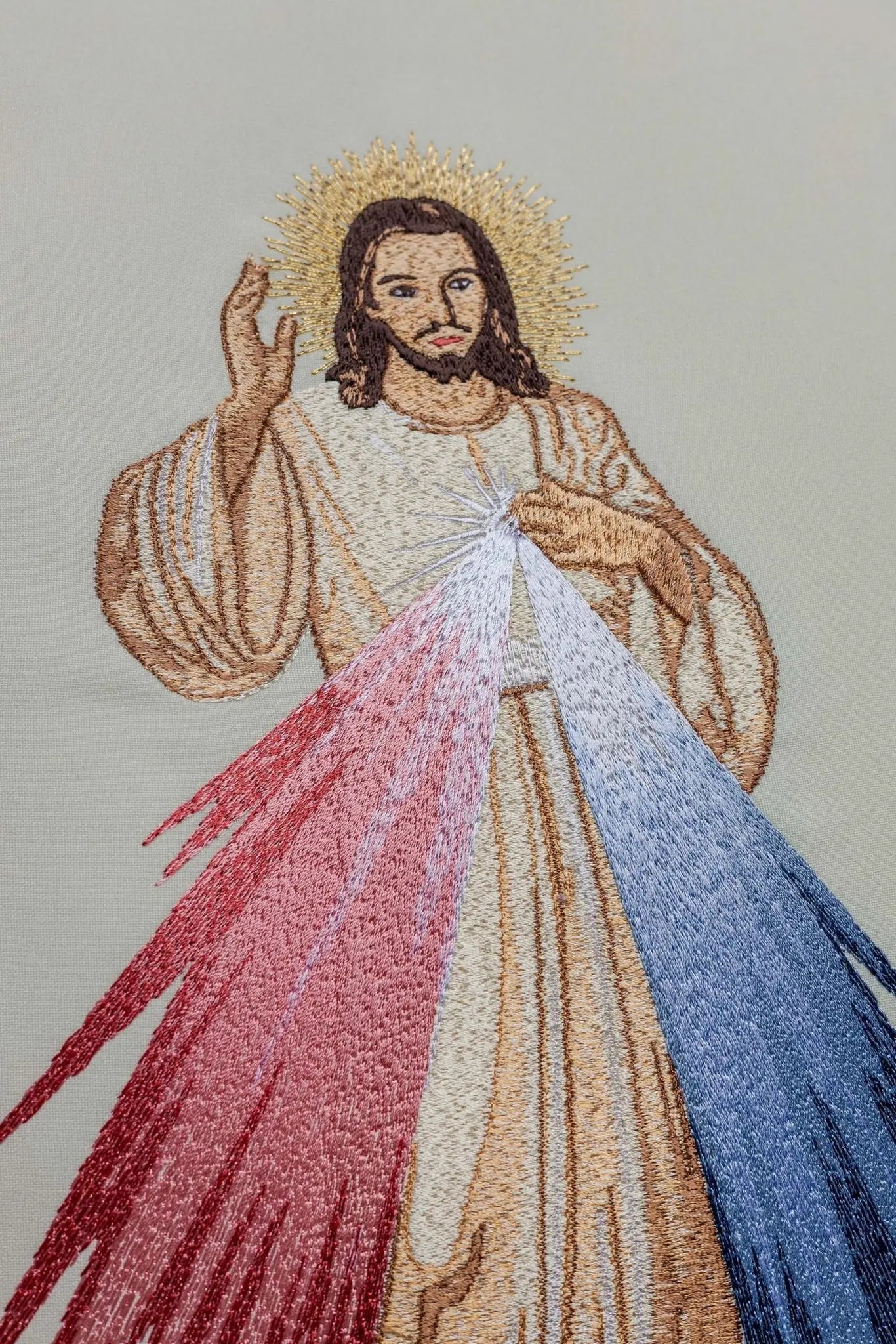 Casula bordada com Jesus Misericordioso e IHS em cru