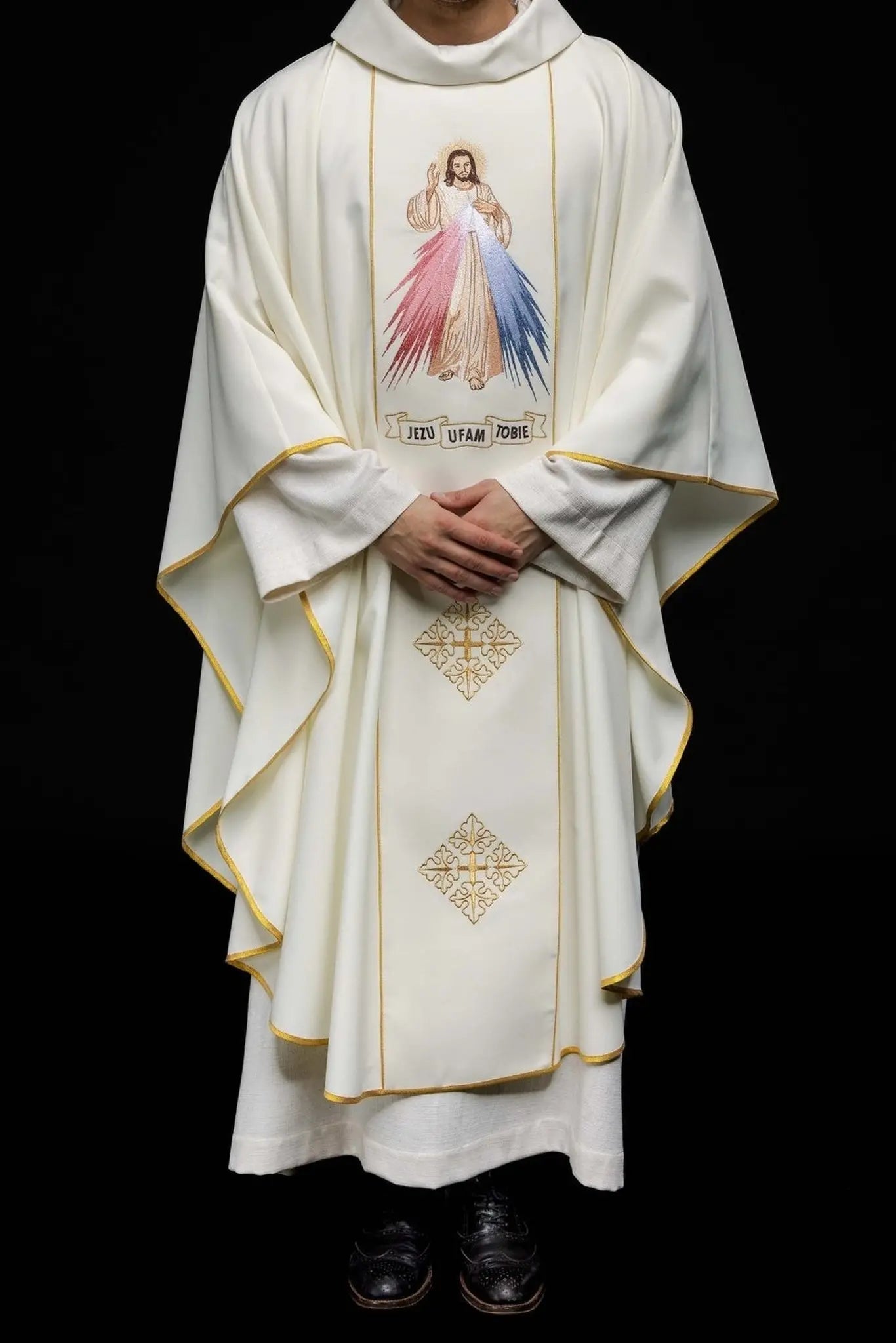 Casula bordada com Jesus Misericordioso e IHS em cru