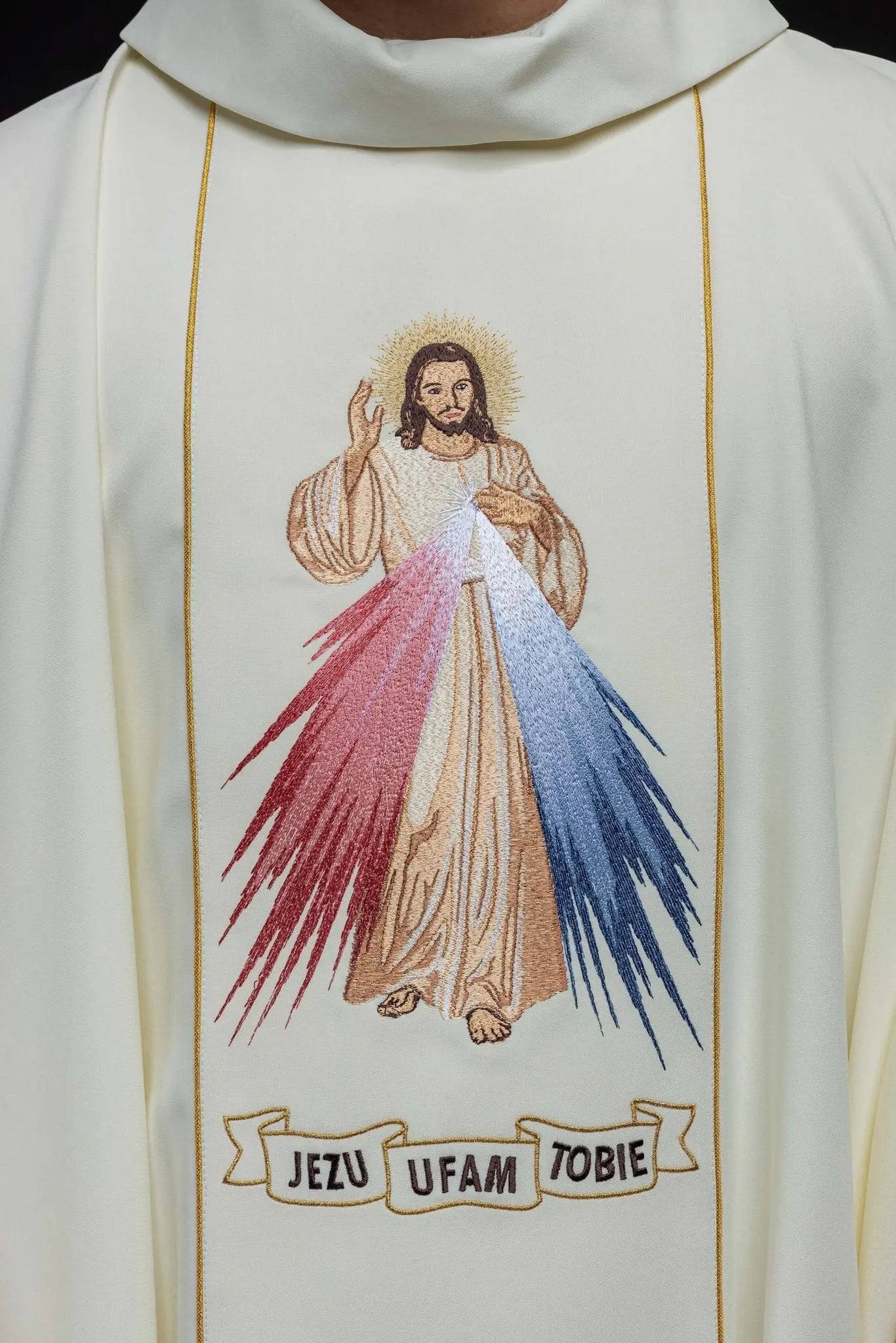 Casula bordada com Jesus Misericordioso e IHS em cru