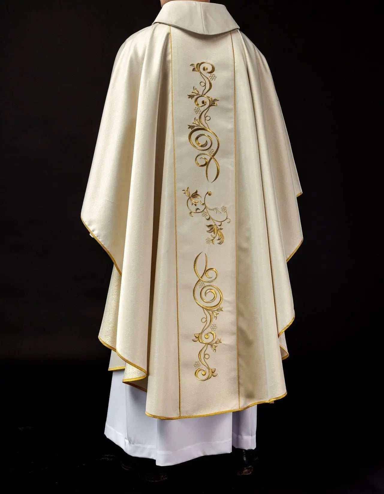Embroidered chasuble for Christmas with the image of the Holy Family