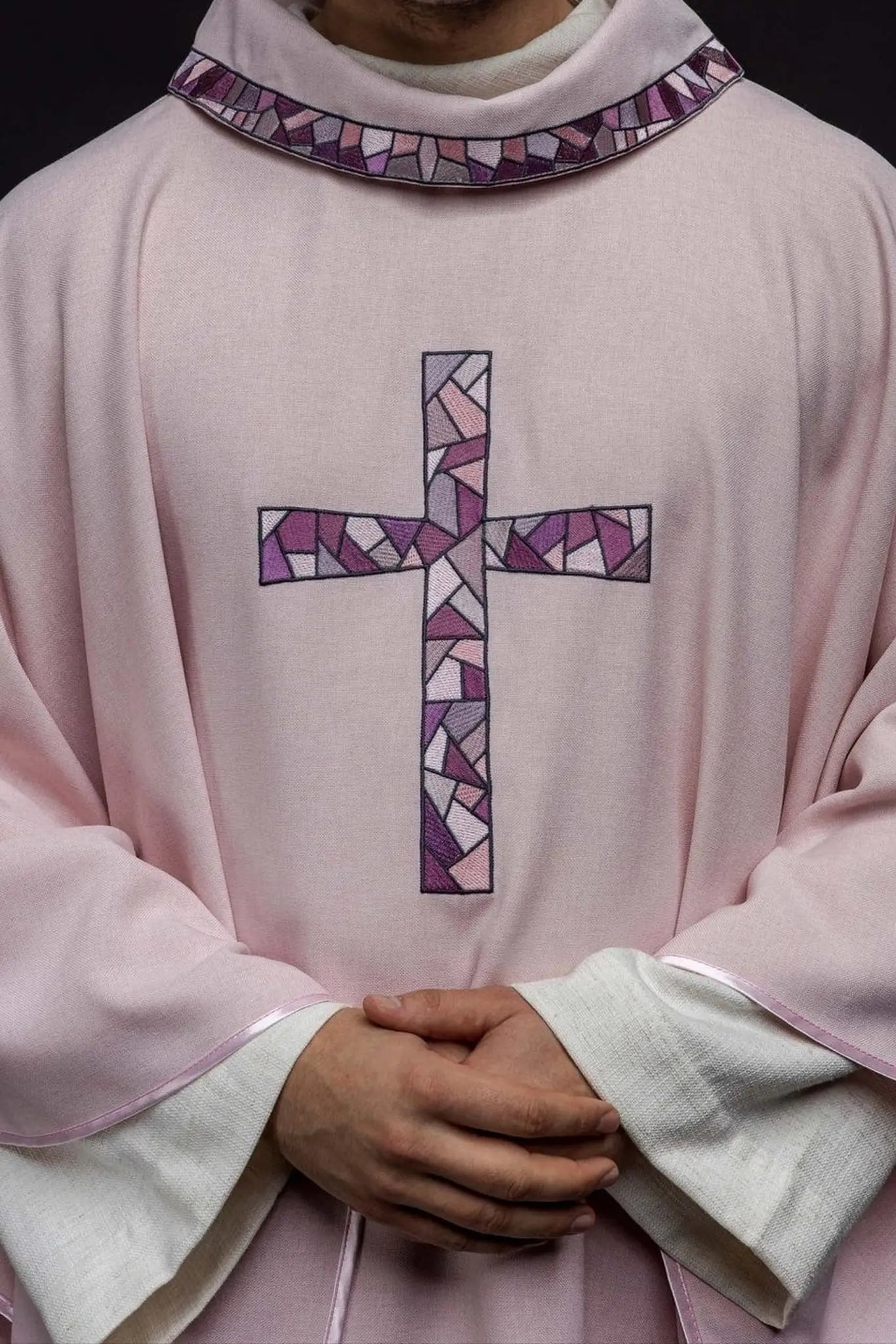 Embroidered chasuble of the cross Pink