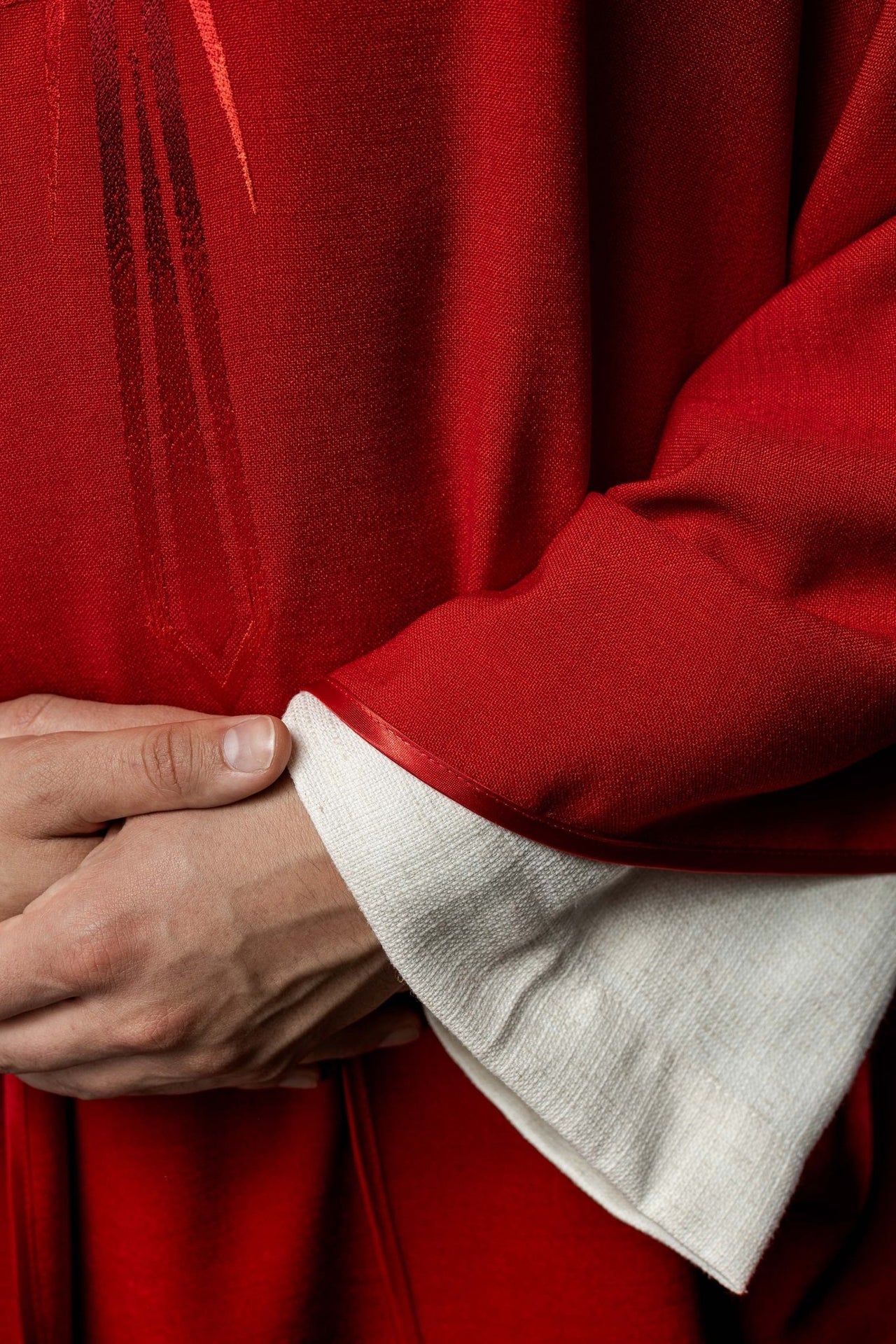 Ornat haftowany w kolorze czerwonym