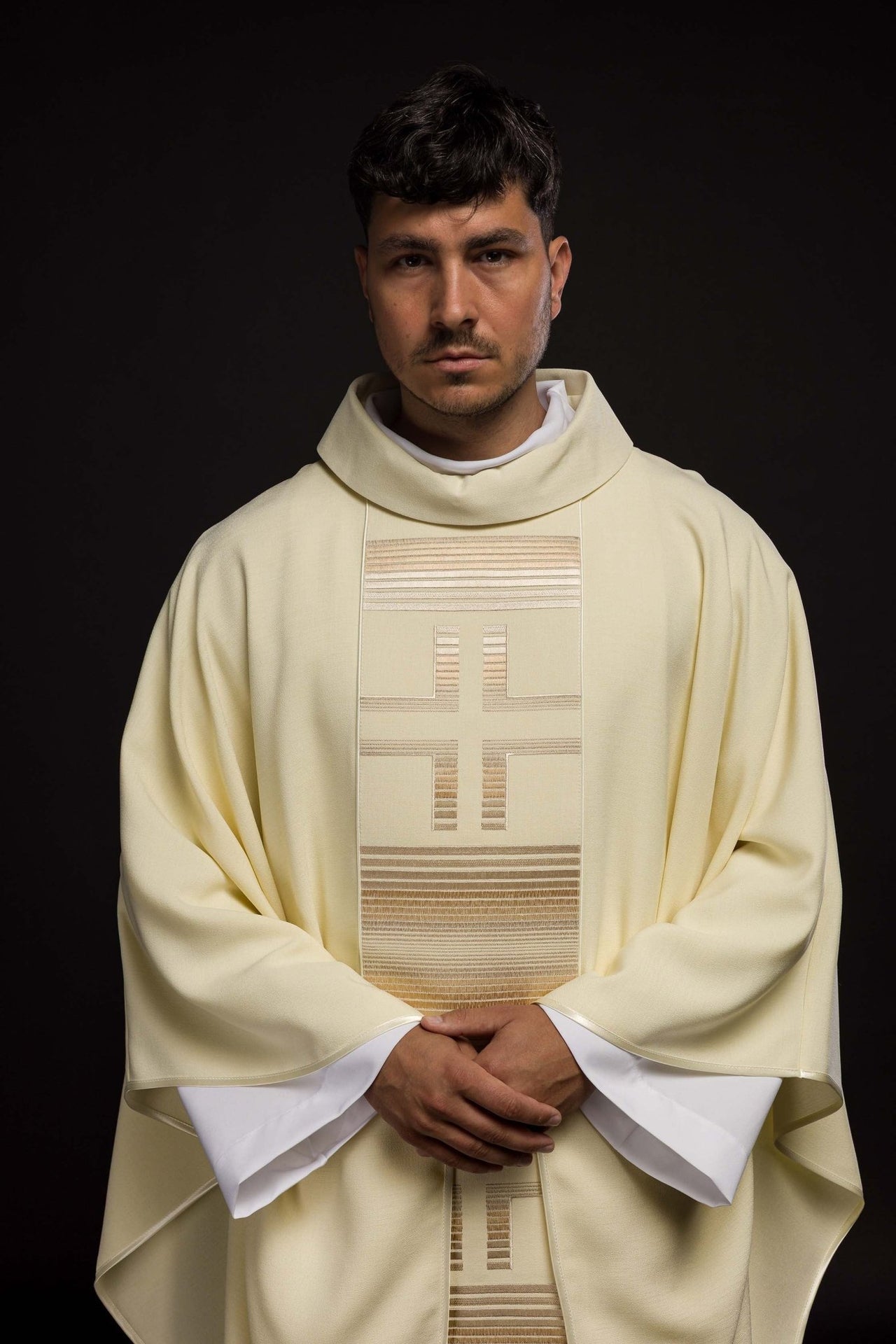 Ornat haftowany z Krzyżami w kolorze ecru