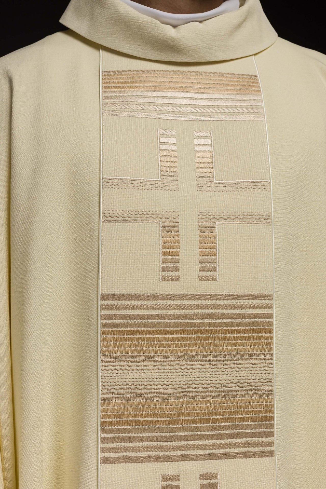 Ornat haftowany z Krzyżami w kolorze ecru