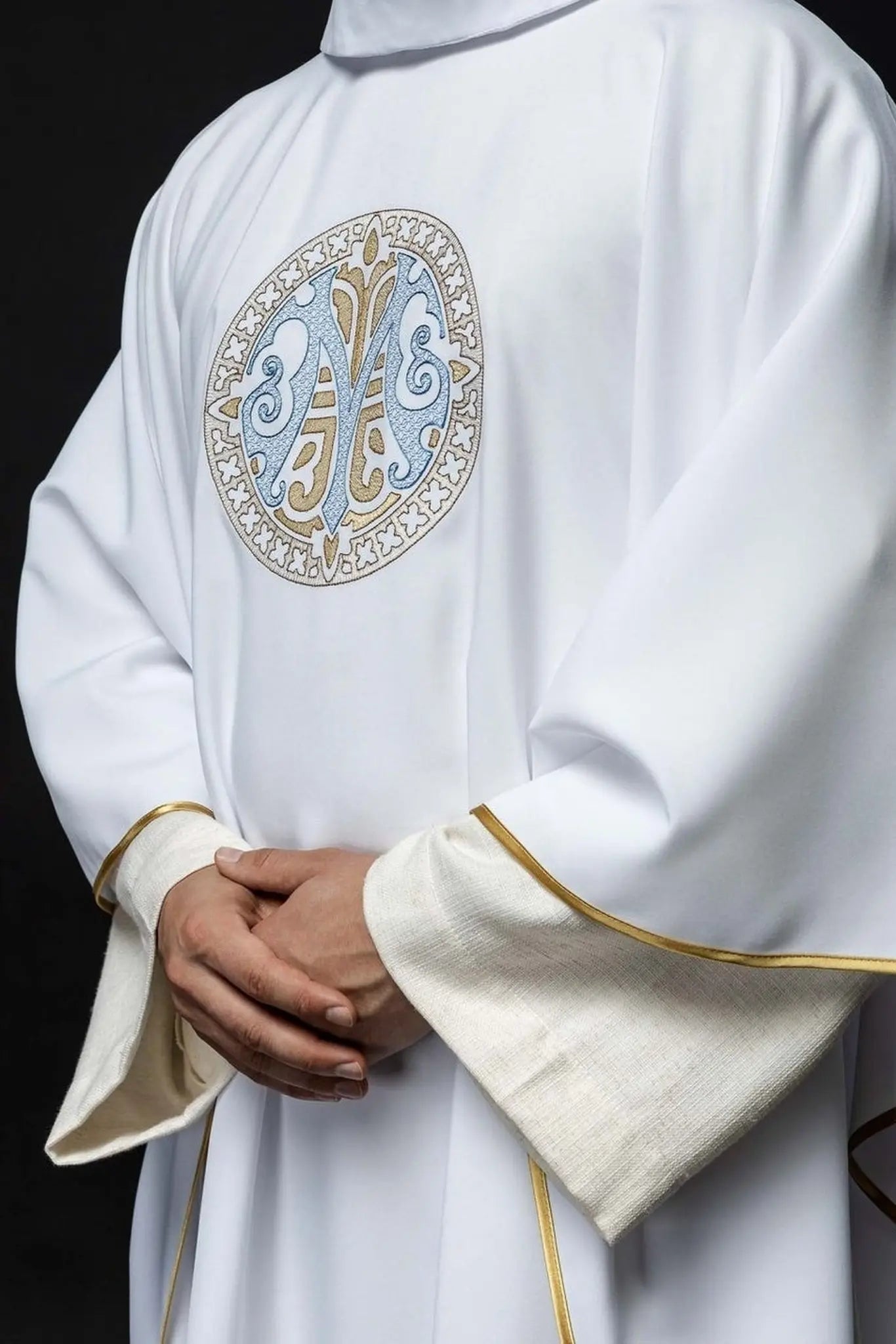 Casula mariana Bordada – Branco