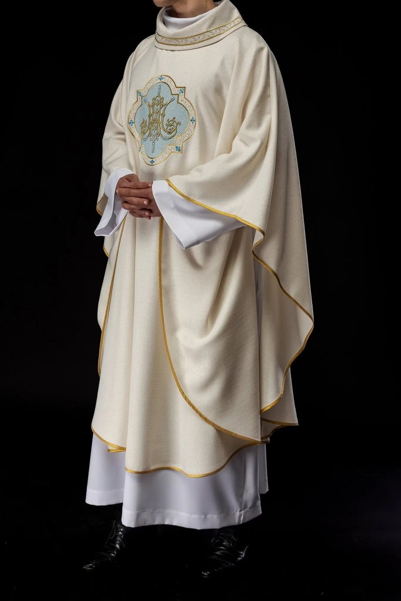 Embroidered chasuble with Marian motif ecru