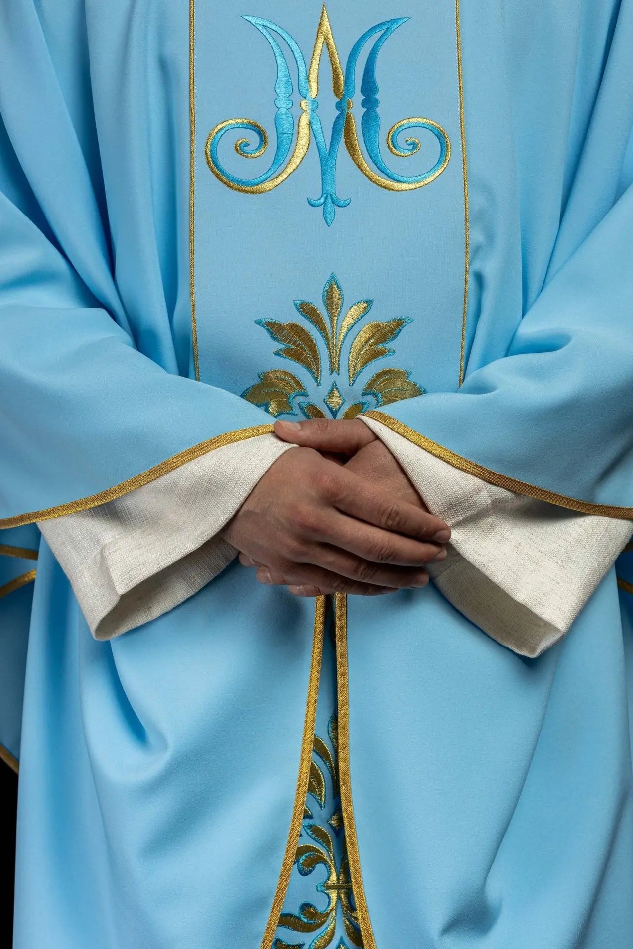 Embroidered chasuble with Marian motif Blue
