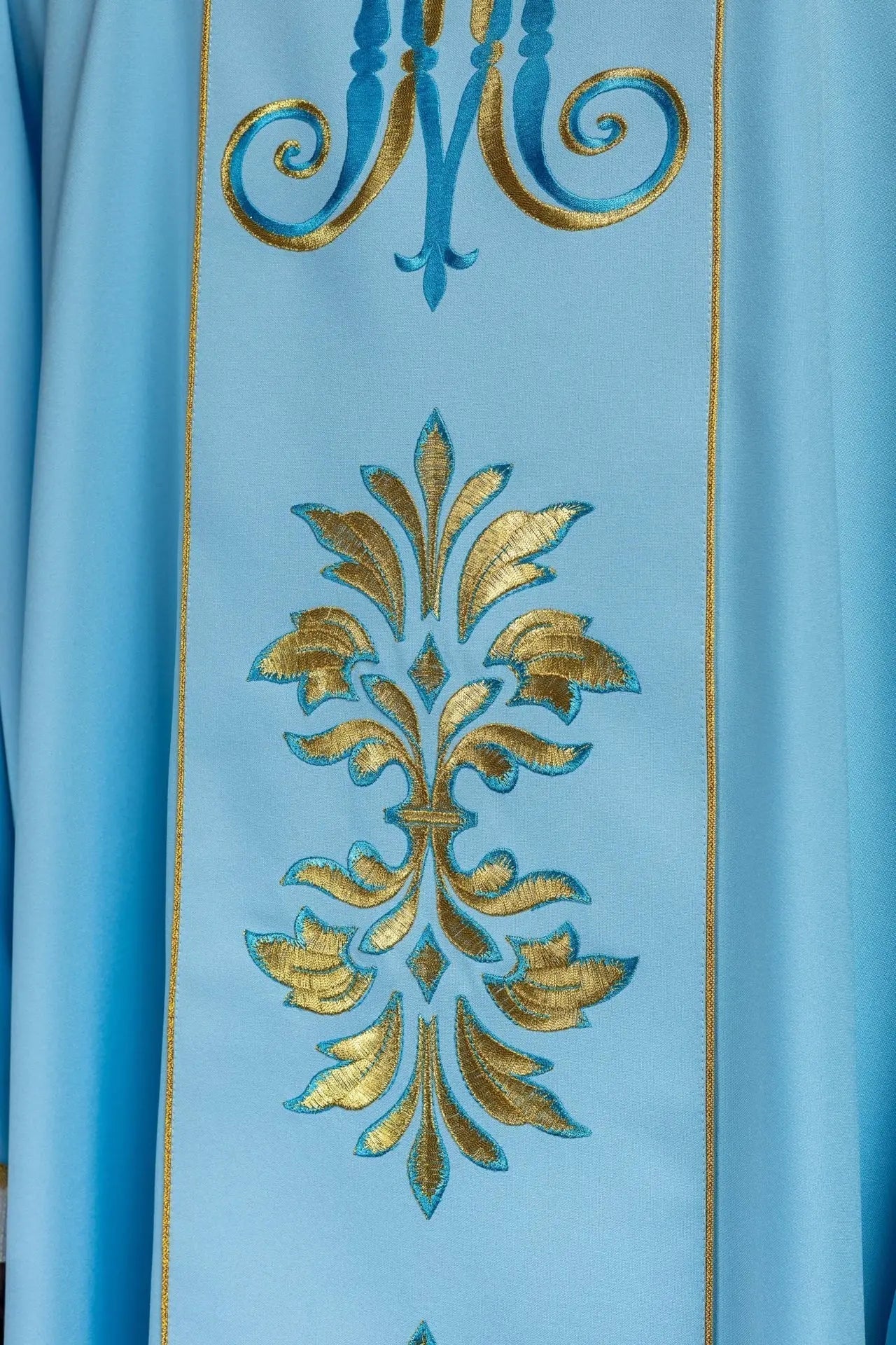 Embroidered chasuble with Marian motif Blue