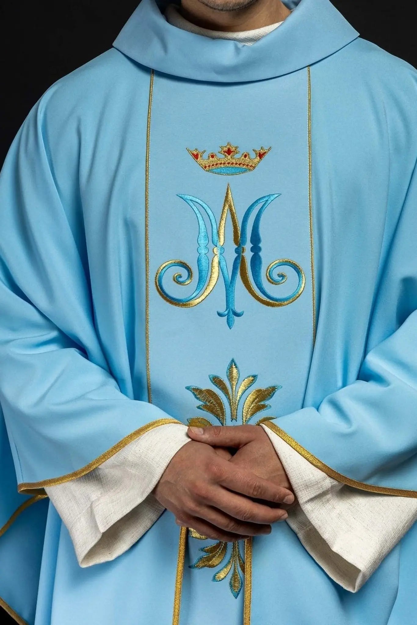 Embroidered chasuble with Marian motif Blue