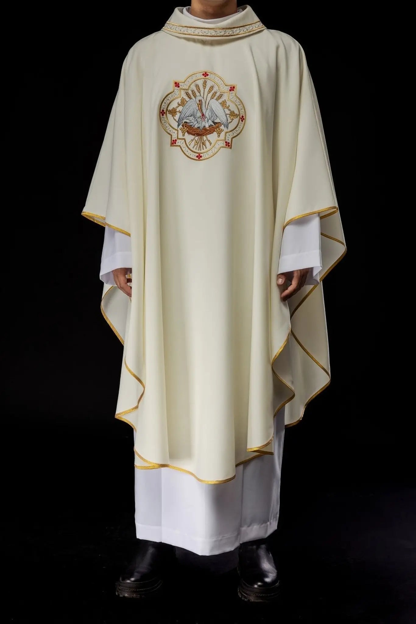 Embroidered chasuble with Pelican motif ecru