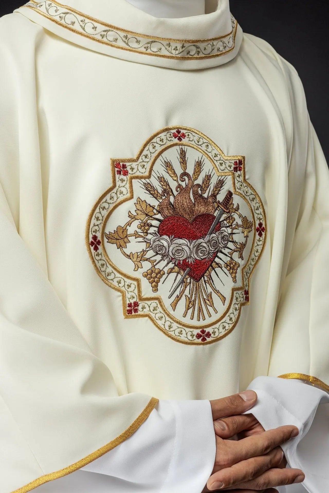 Embroidered chasuble with the motif of the Heart of Jesus