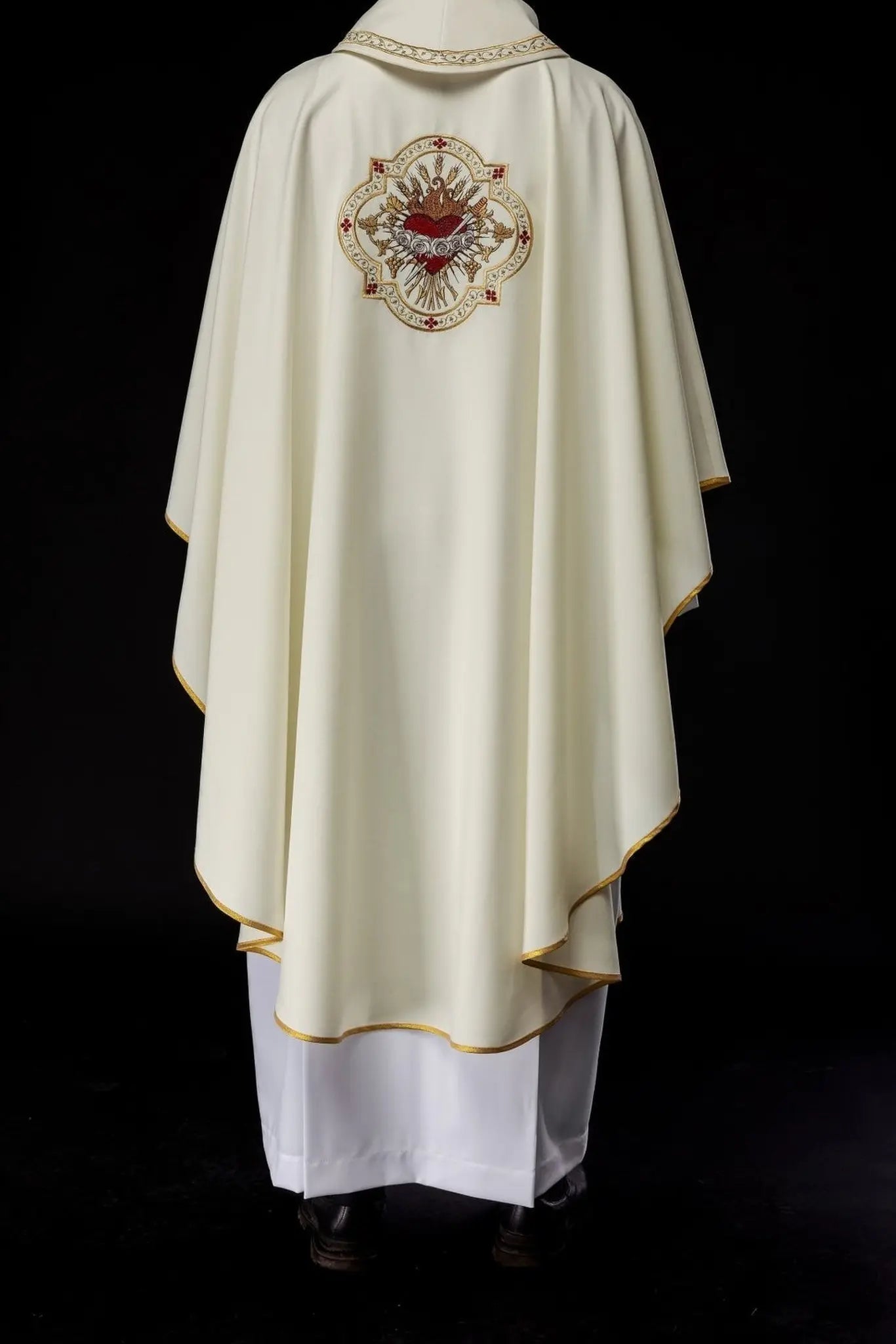 Embroidered chasuble with the motif of the Heart of Jesus