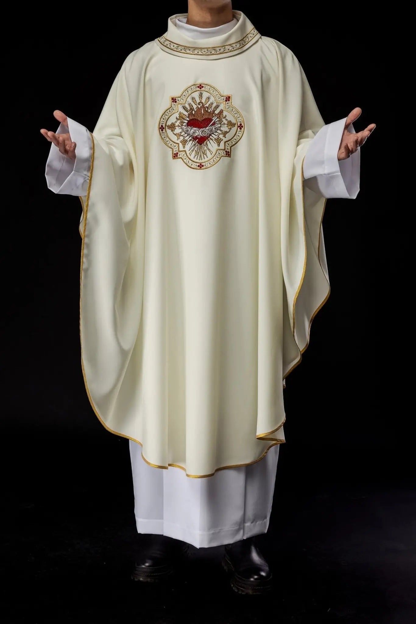 Embroidered chasuble with the motif of the Heart of Jesus
