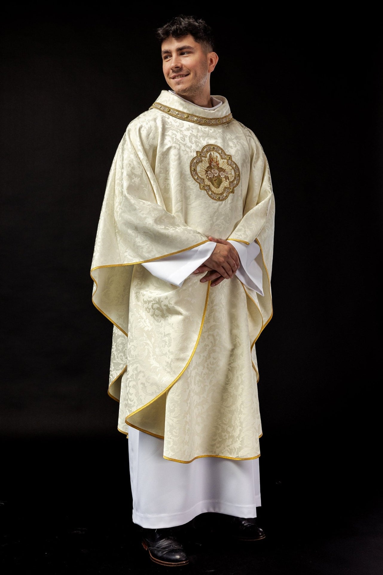 Ornat haftowany z motywem Serca Maryi na żakardzie