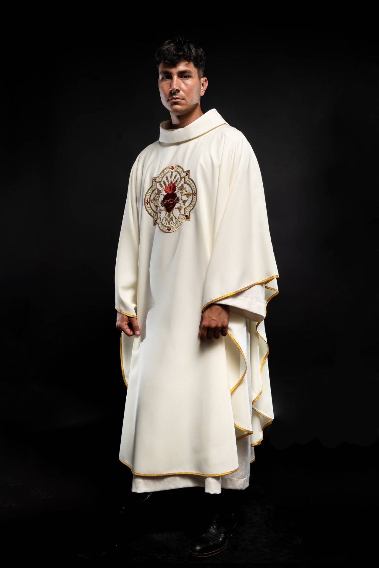 Ornat haftowany z motywem Serca Pana Jezusa i Kielicha eucharystycznego - ORNATY.PL