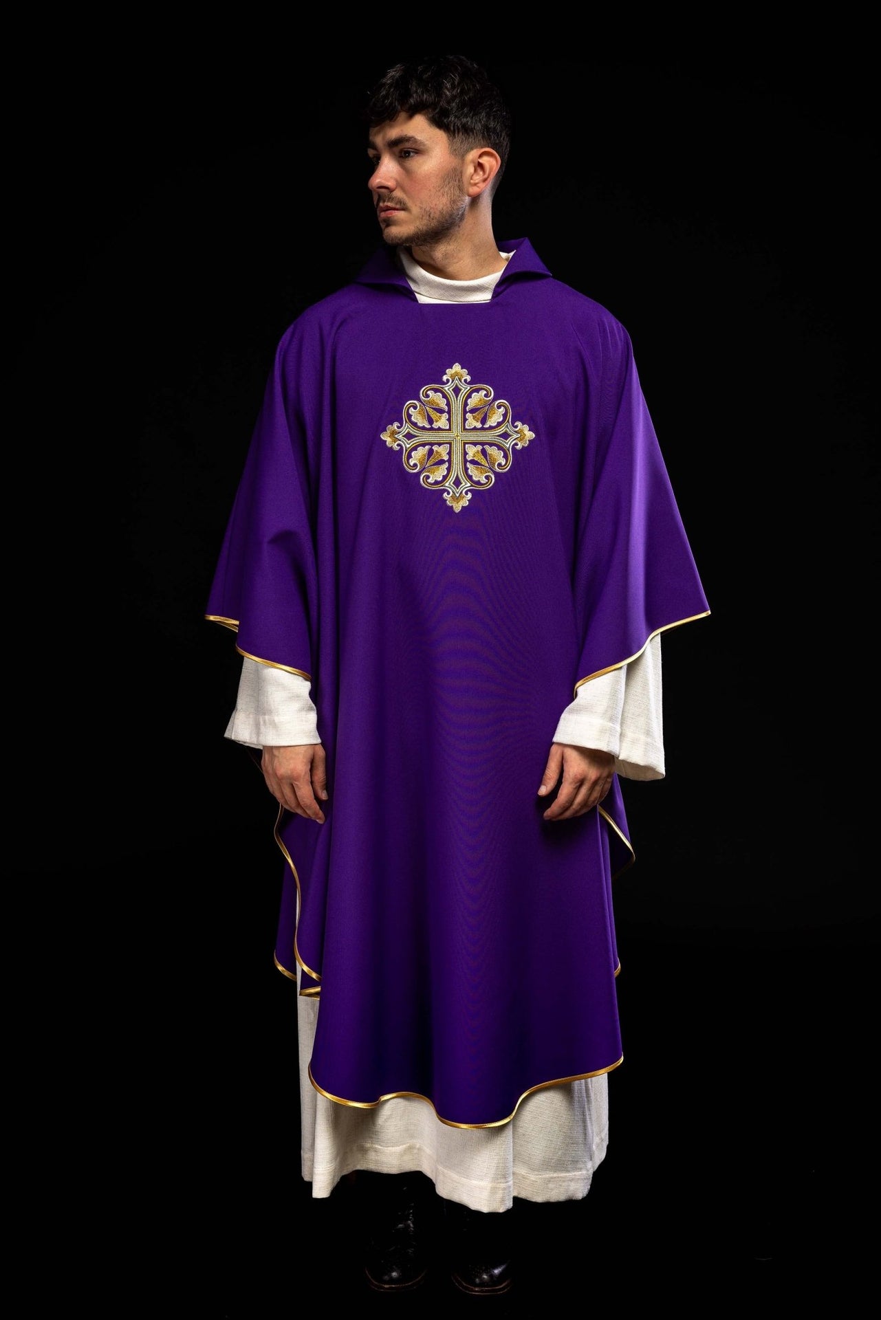 Ornat haftowany z ozdobionym krzyżem i szerokim kołnierzem fioletowy