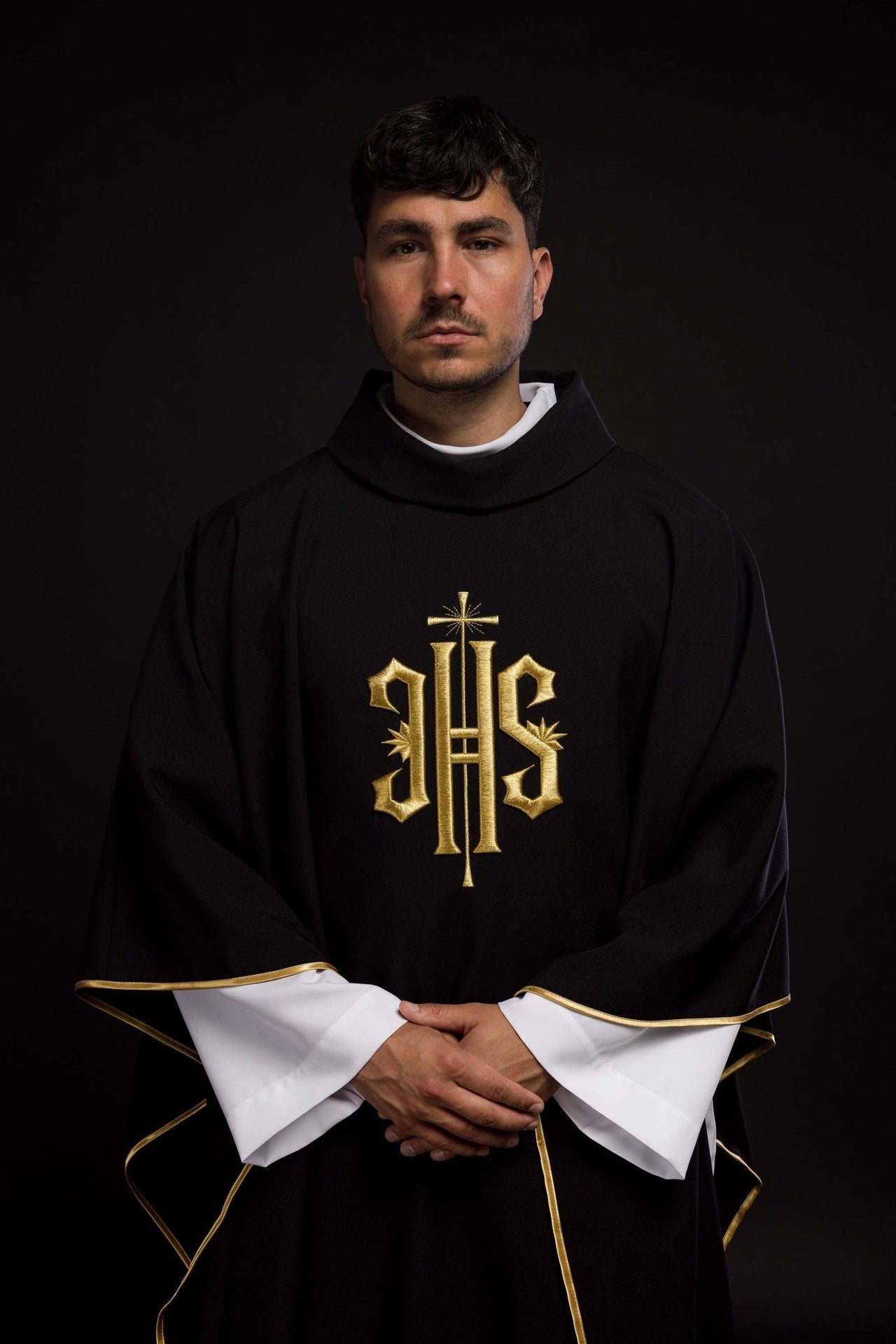 Ornat haftowany z symbolem IHS czarny