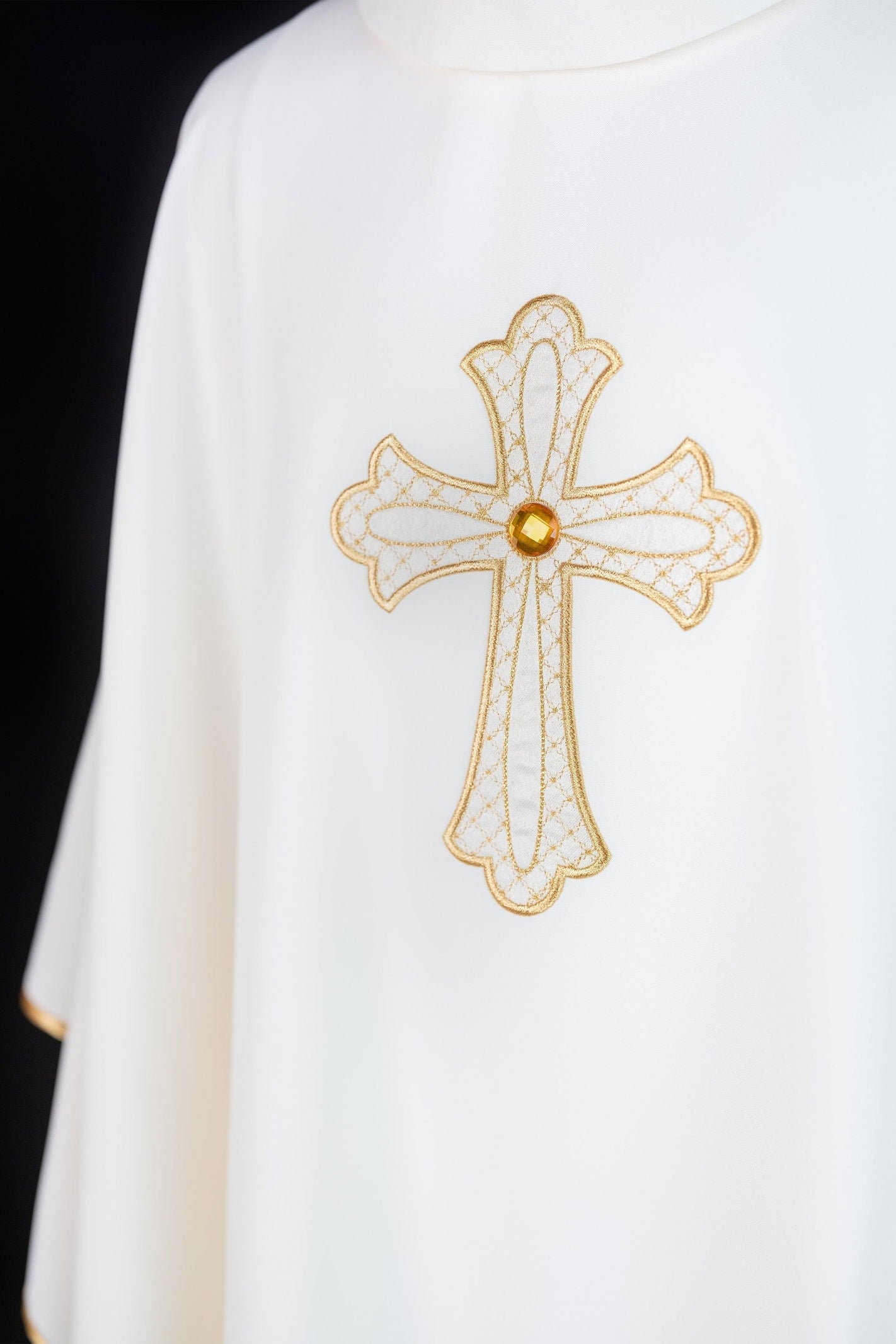 Chasuble embroidered with the symbol of the cross in ecru