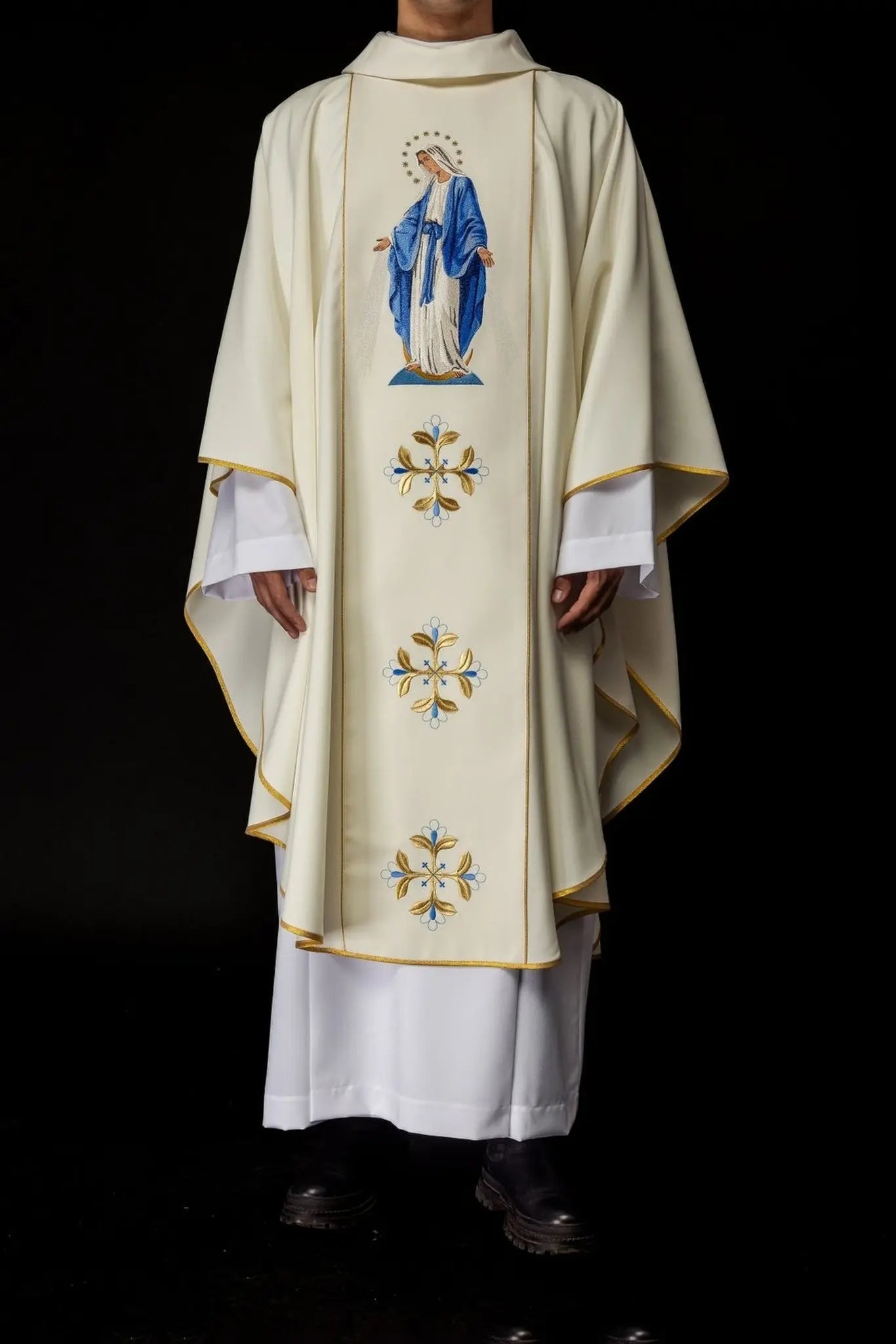 Embroidered chasuble with the image of Our Lady Immaculate