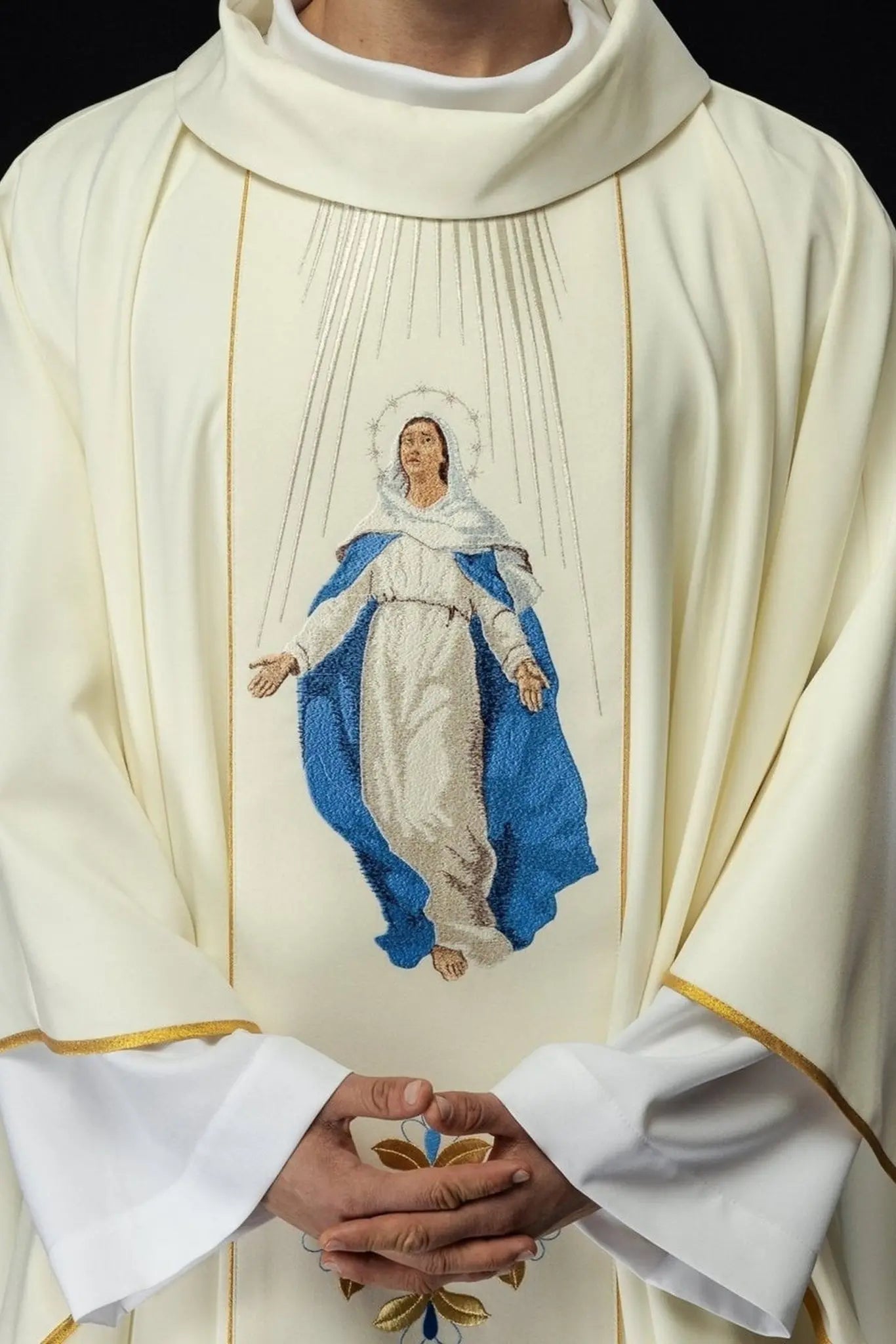 Embroidered chasuble with the image of Our Lady of the Assumption