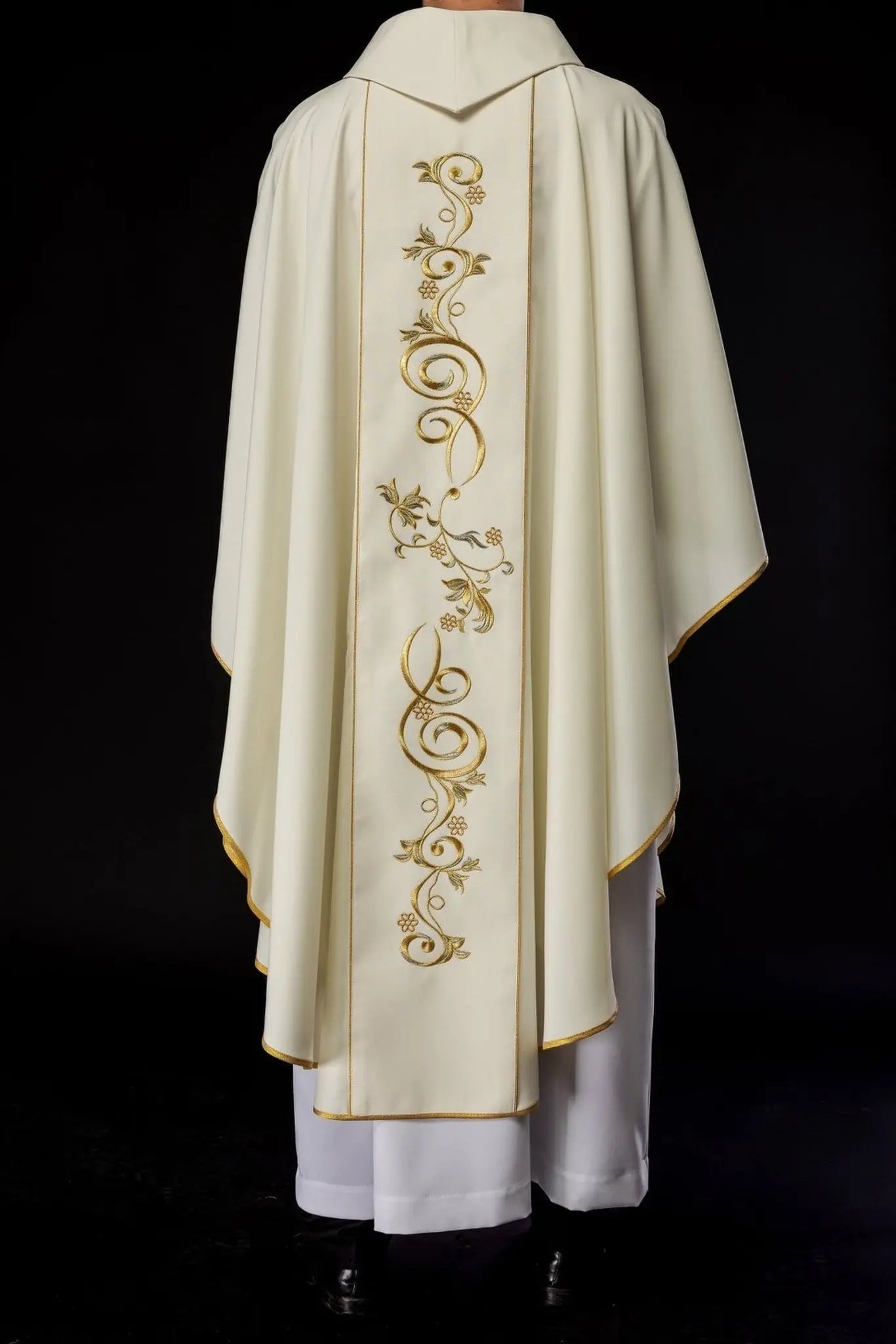 Embroidered chasuble with an image of the Heart of Mary