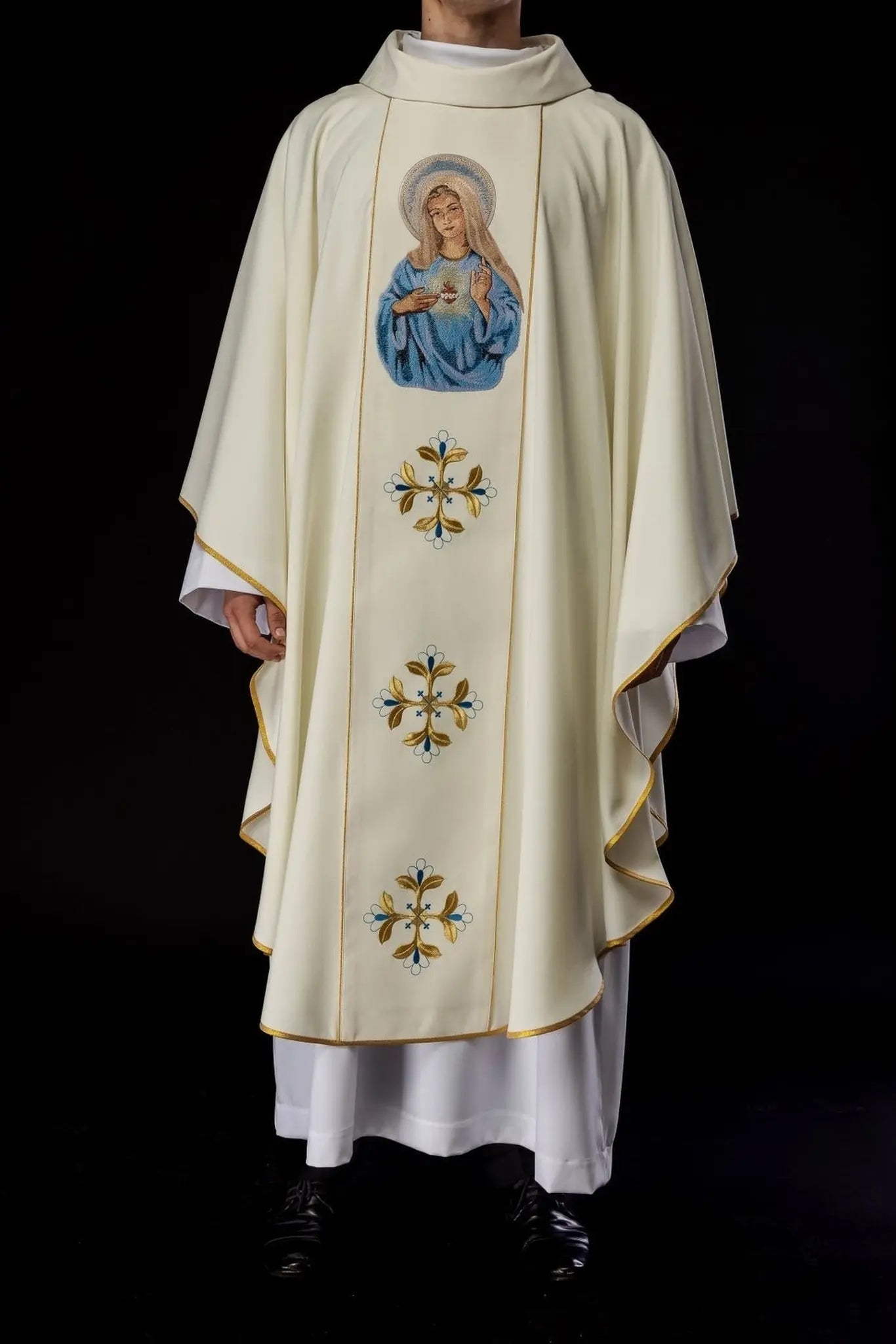 Embroidered chasuble with an image of the Heart of Mary