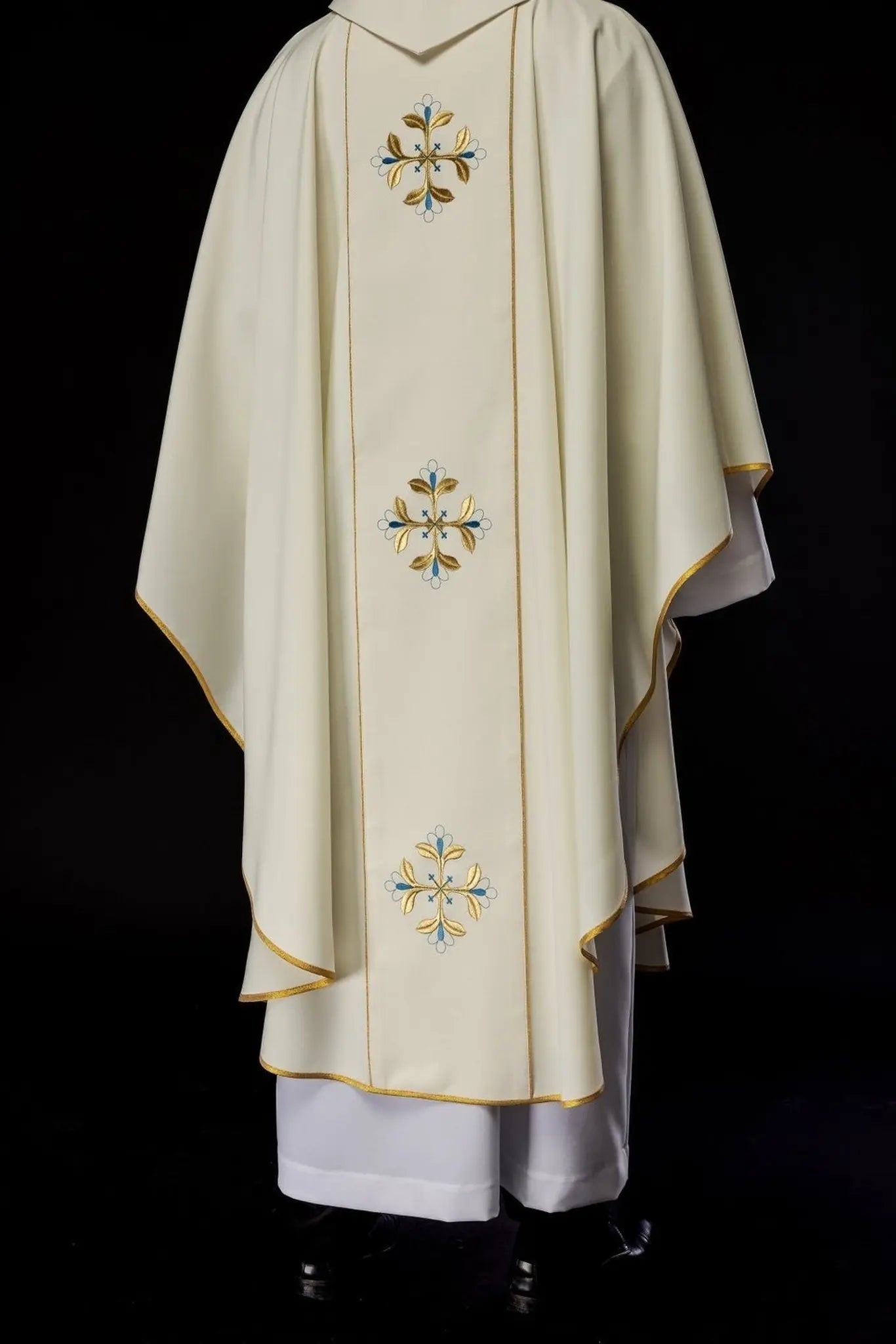 Embroidered chasuble with an image of the Heart of Mary
