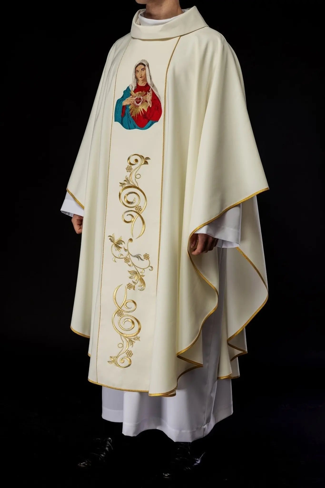 Embroidered chasuble with an image of the Heart of Mary