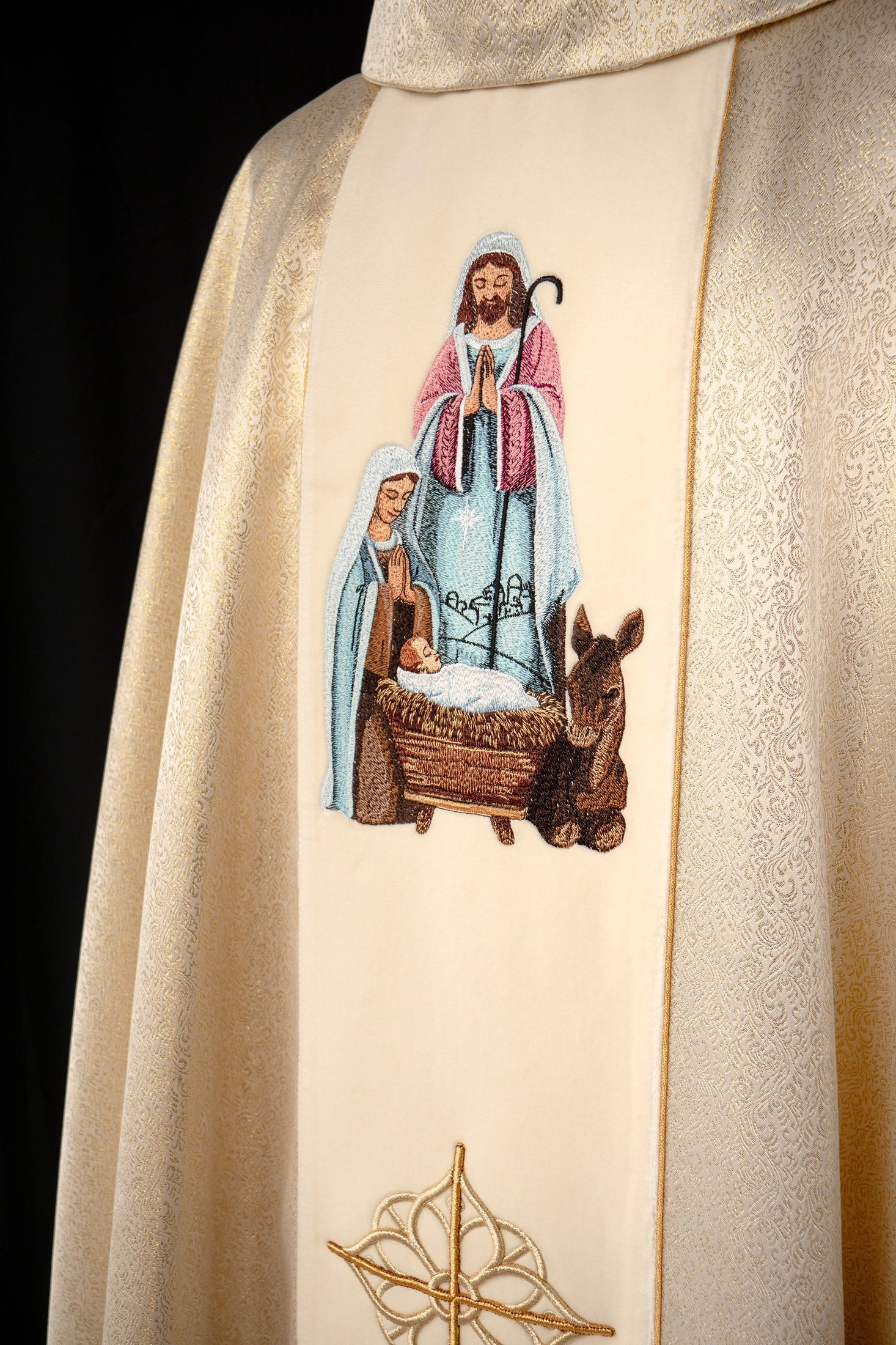 Embroidered chasuble with the image of the Holy Family on gold fabric