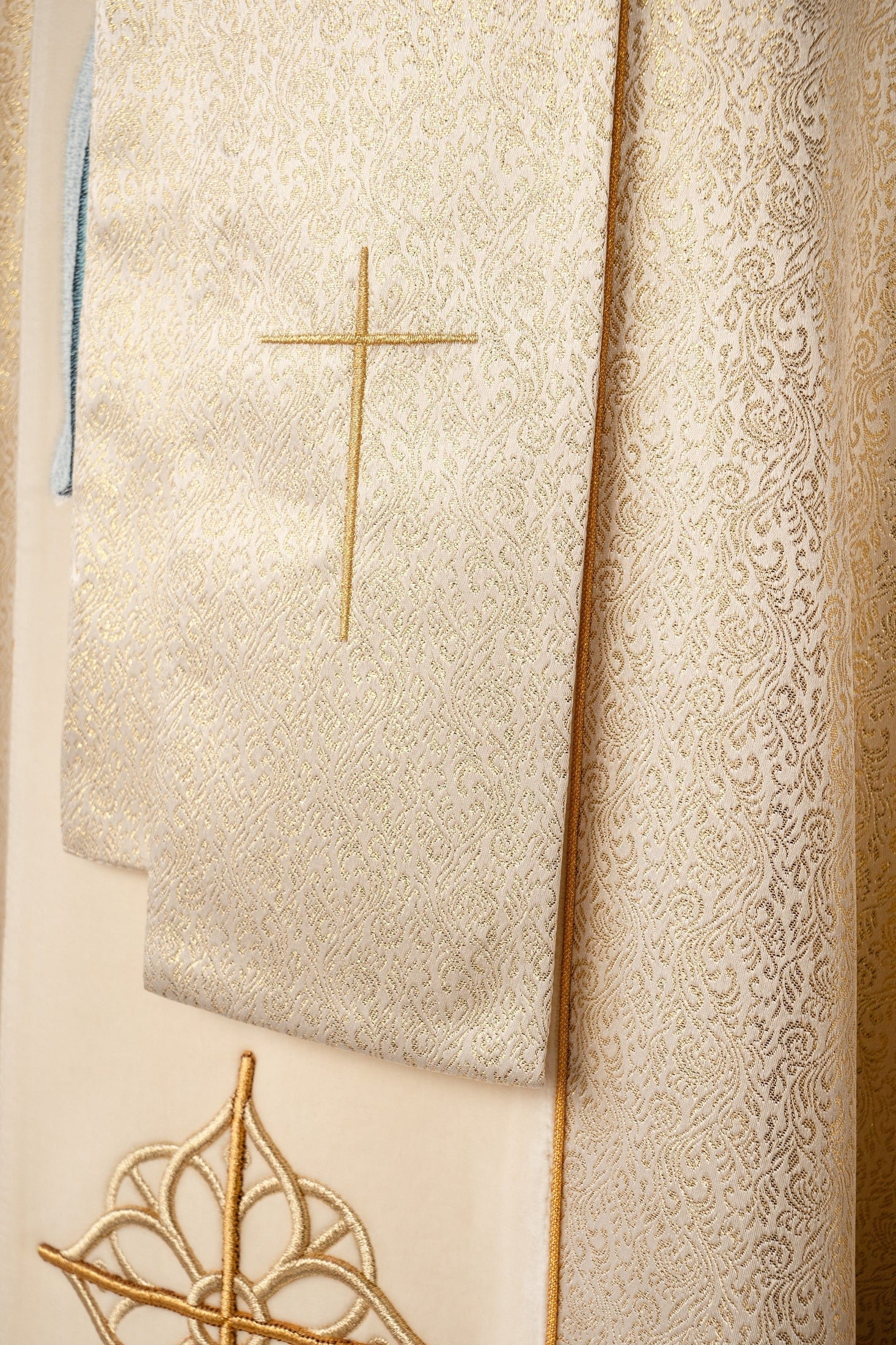 Embroidered chasuble with the image of the Holy Family on gold fabric