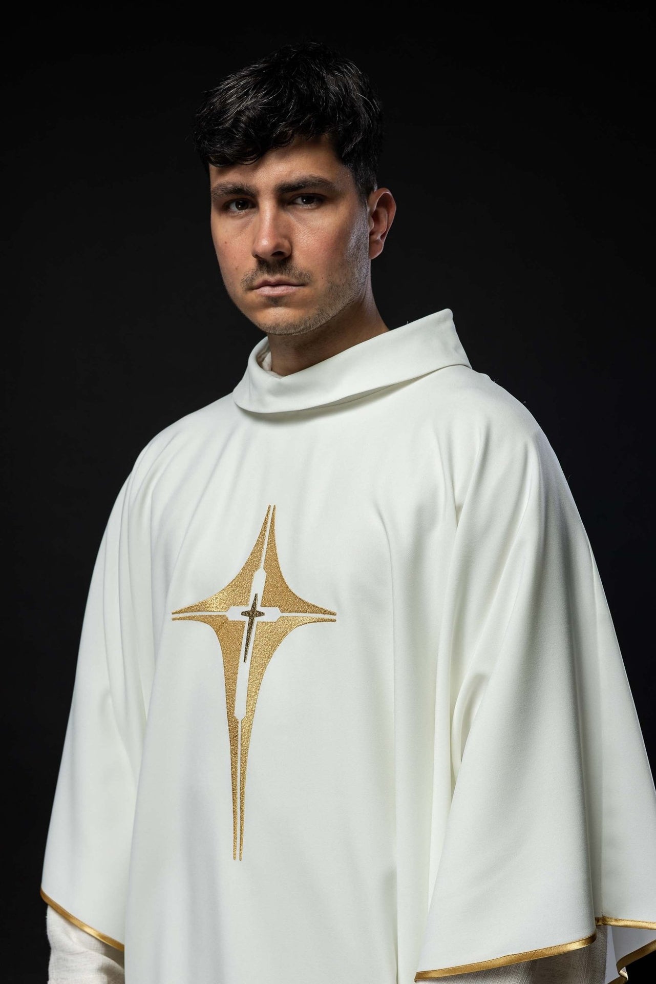 Ornat haftowany z wzorem krzyża