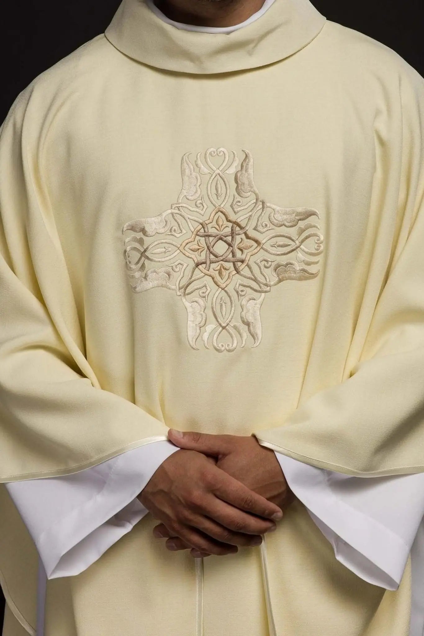 Chasuble embroidered with the design of the Cross in ecru