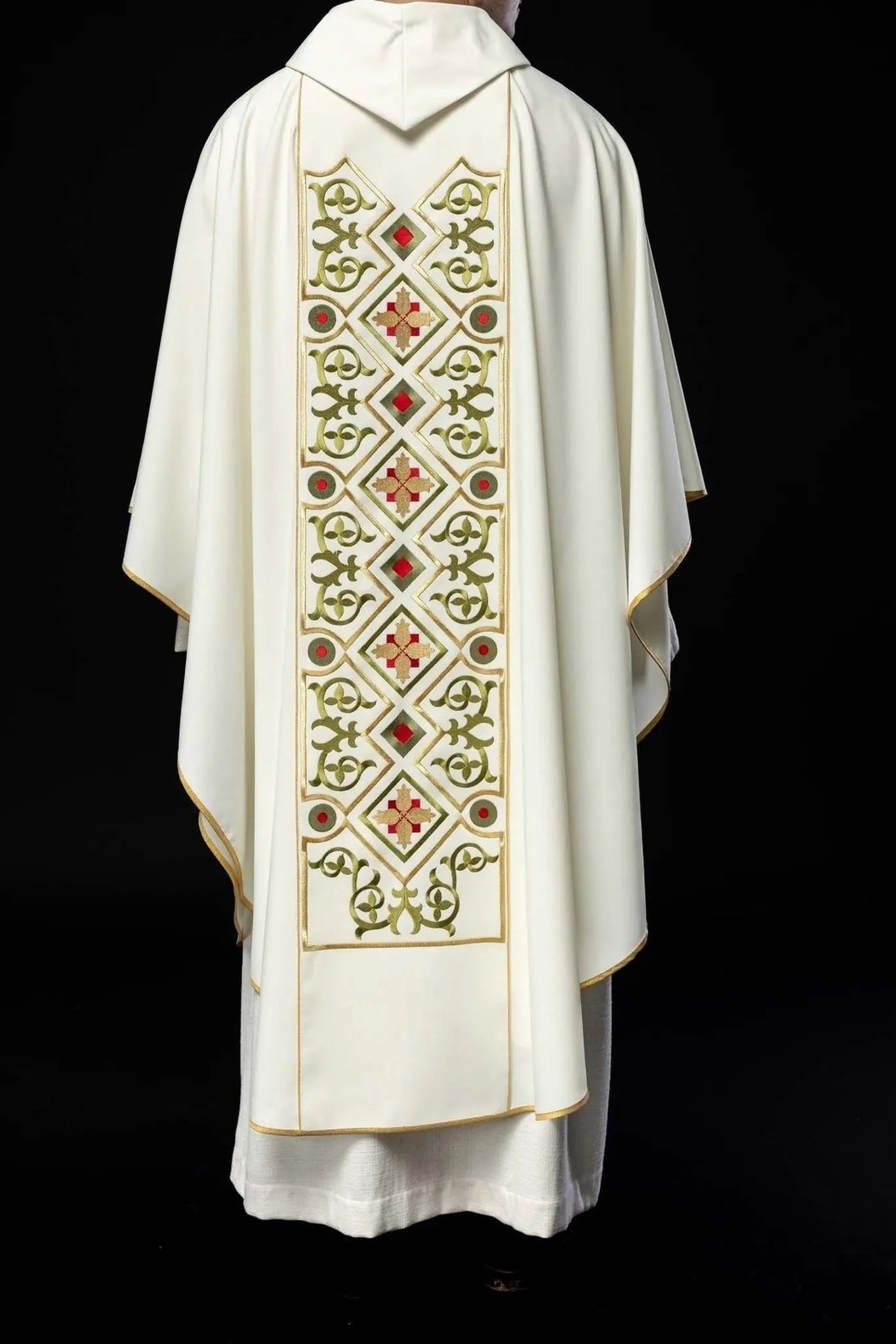 Embroidered chasuble with lambskin pattern in ecru