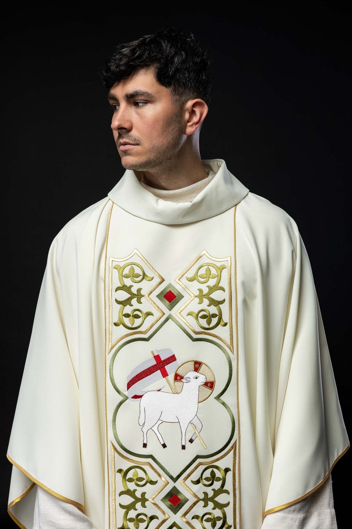 Ornat haftowany ze wzorem baranka w kolorze ecru