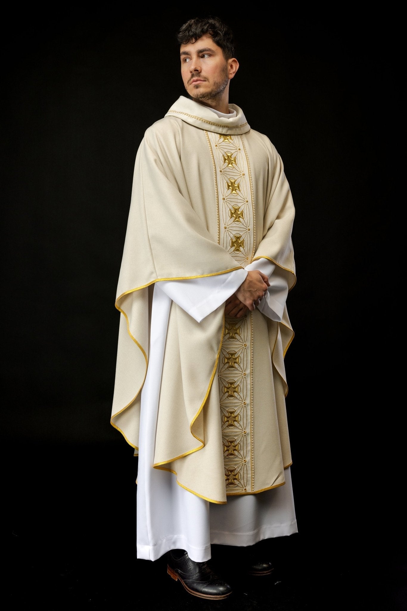 Ornat liturgiczny z bogato zdobionym pasem w krzyże w kolorze ecru