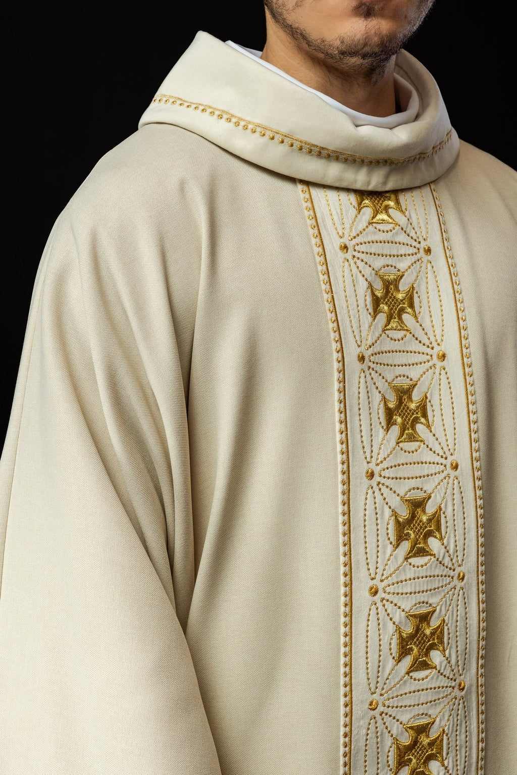 Ornat liturgiczny z bogato zdobionym pasem w krzyże w kolorze ecru