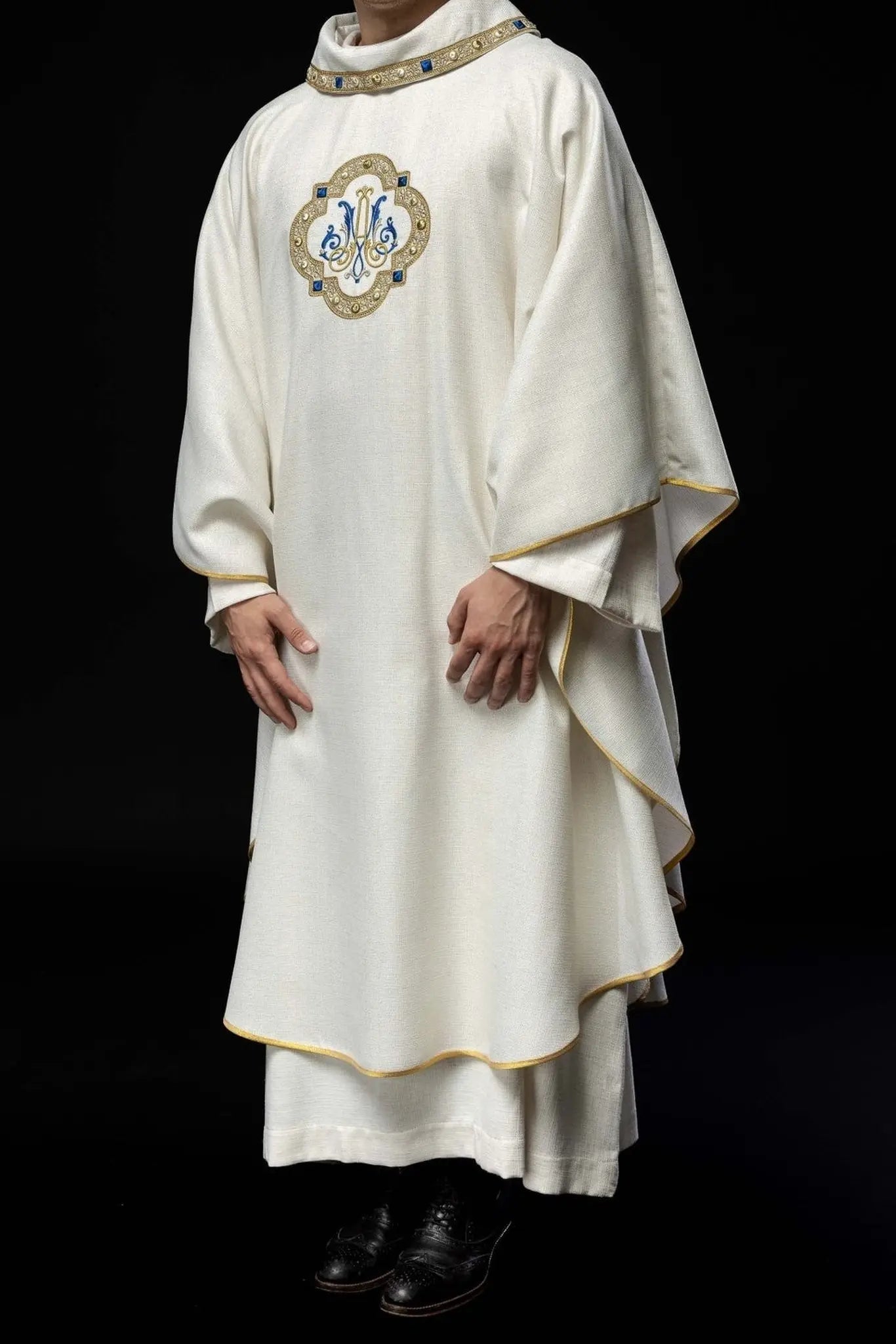 Liturgical Chasuble with Embroidered Marian Emblem – Honoring the Queen of Heaven